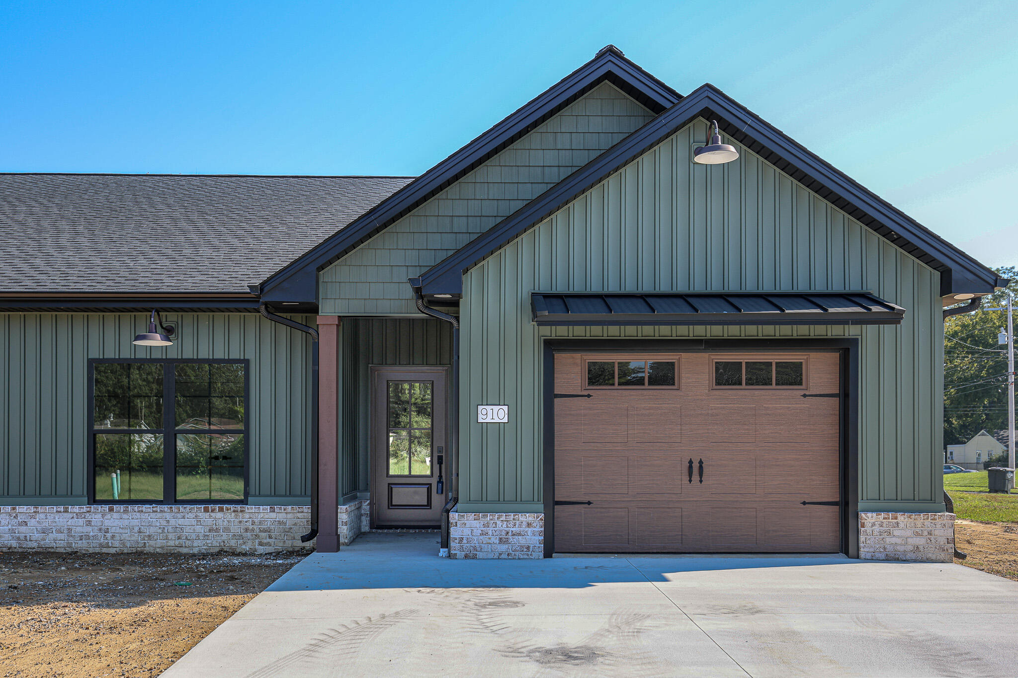 910 Violet Ct Court Property Photo 1