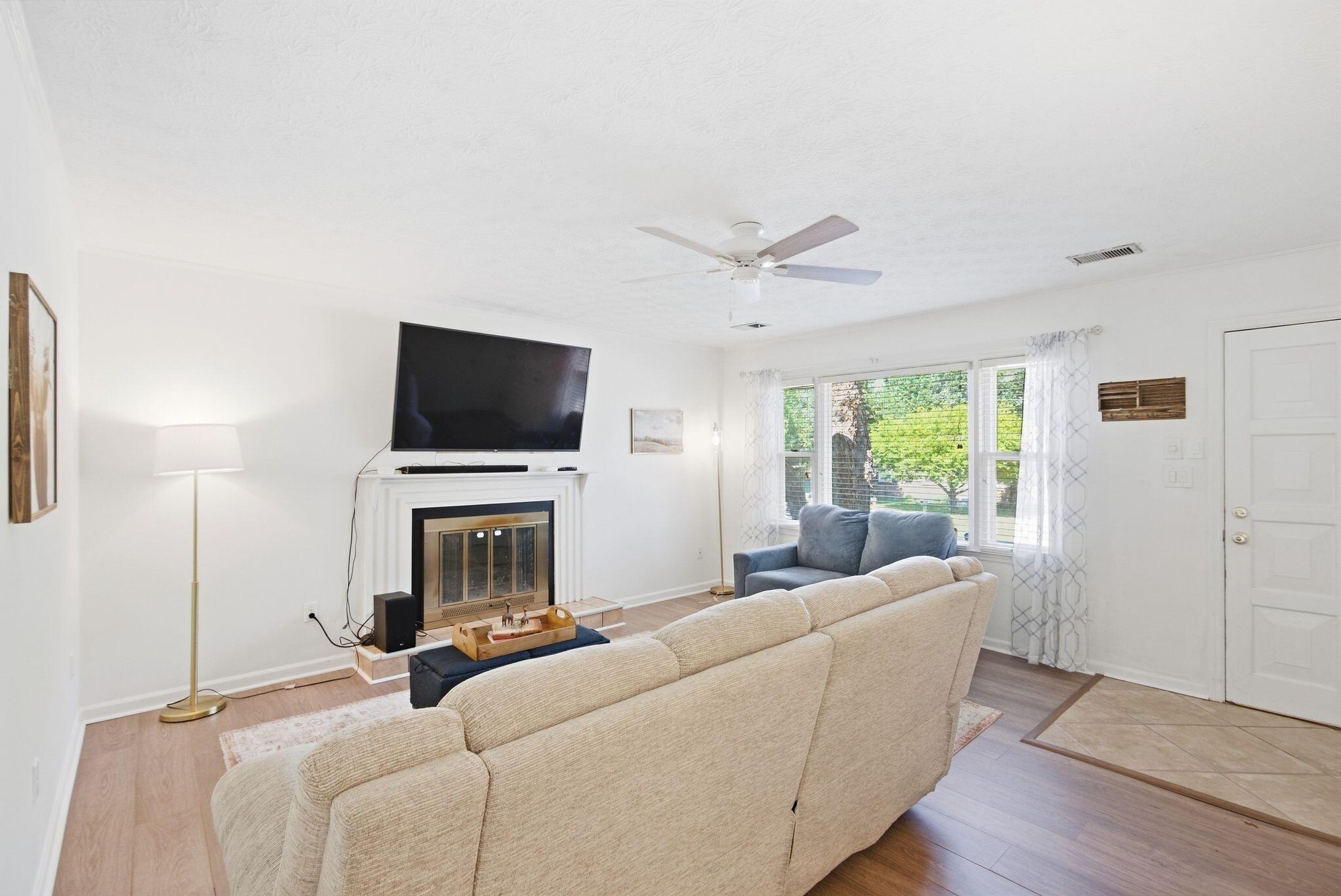 952 Gregory Way Property Photo 6