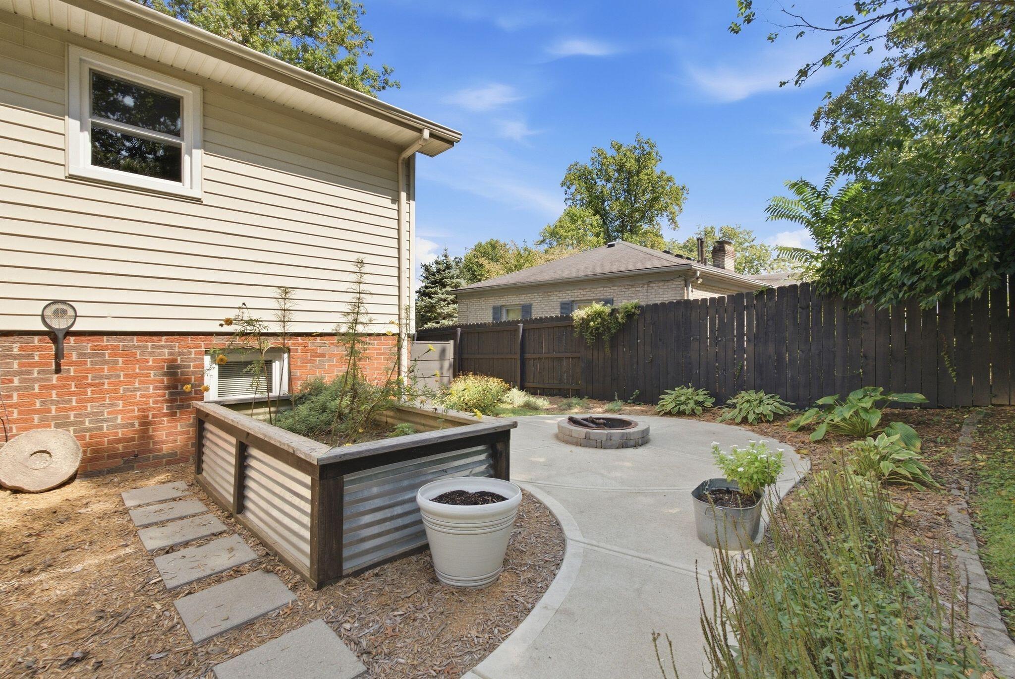 2415 Heather Way Property Photo 2