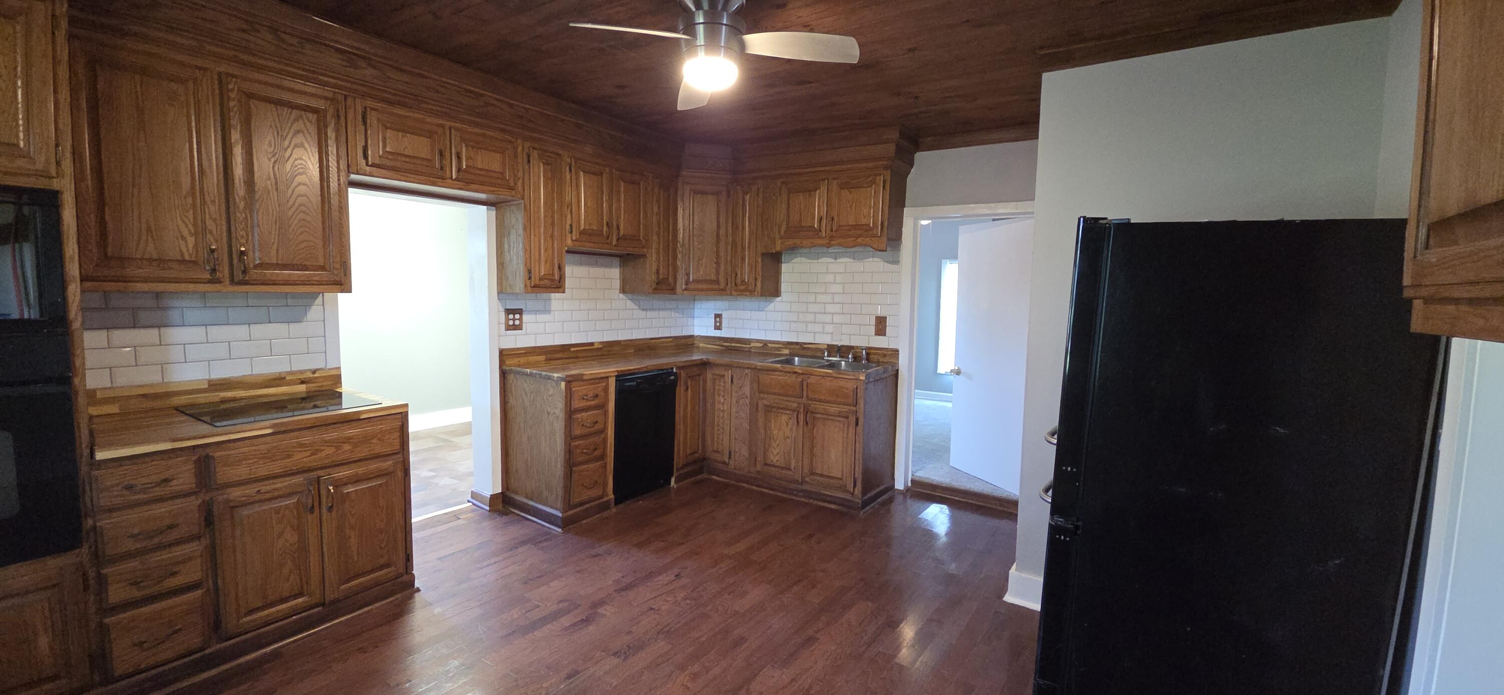 4535 Hendron Road Property Photo 5
