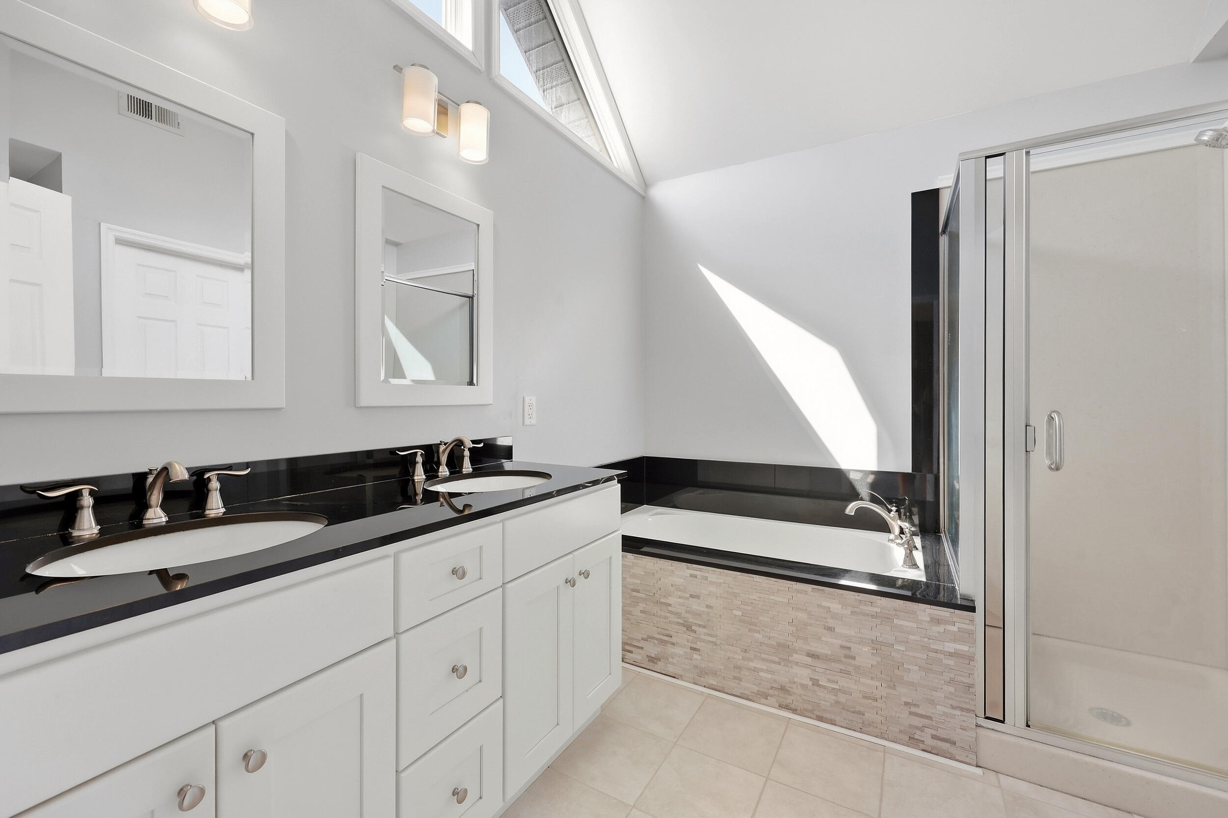 3889 Barnard Drive Property Photo 3