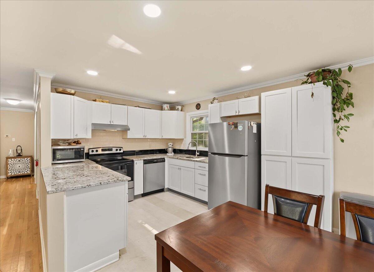 2437 Butternut Hill Court Property Photo 4