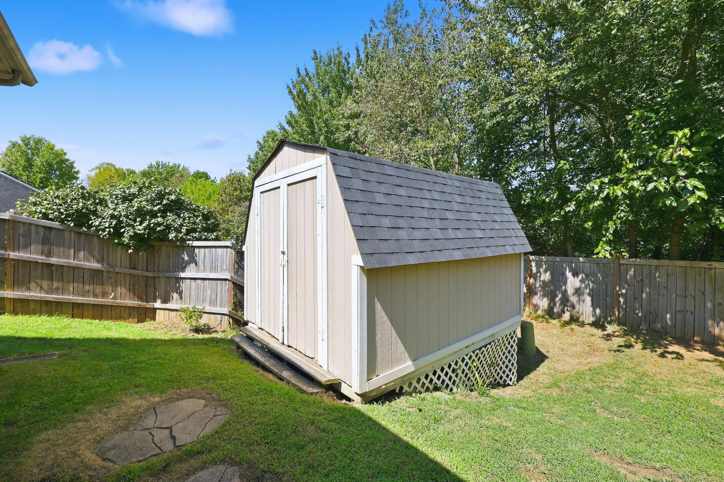136 Hawthorne Drive Property Photo 37