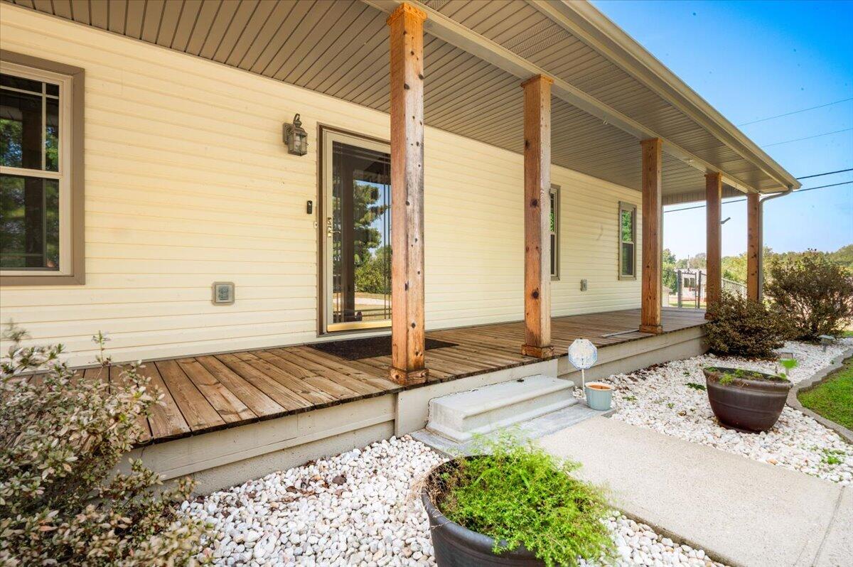3000 Warm Springs Drive Property Photo 4