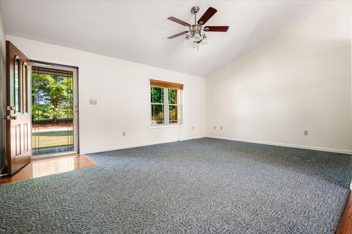 3000 Warm Springs Drive Property Photo 8