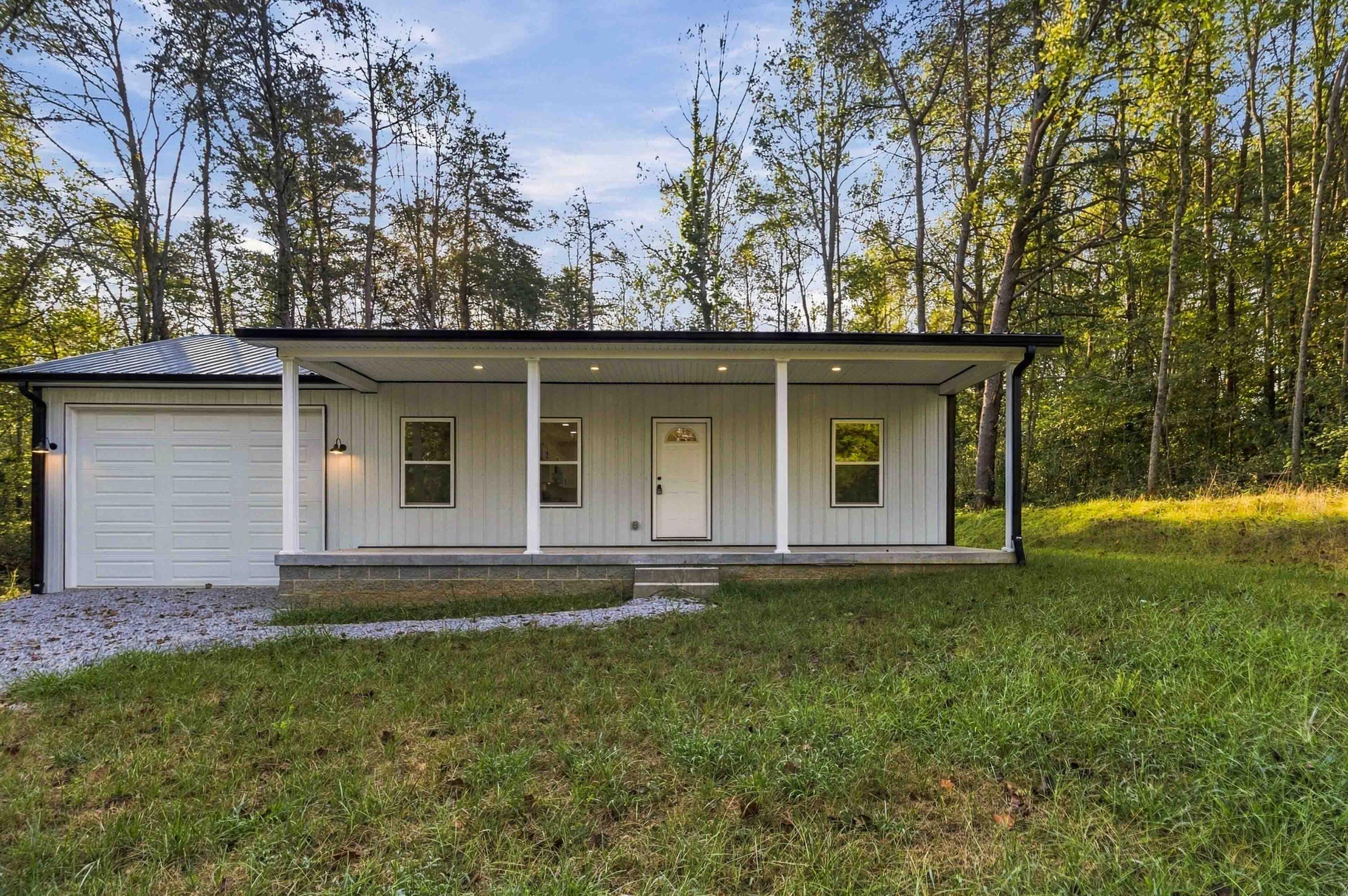 221 Pine Tree Circle Drive Property Photo 4