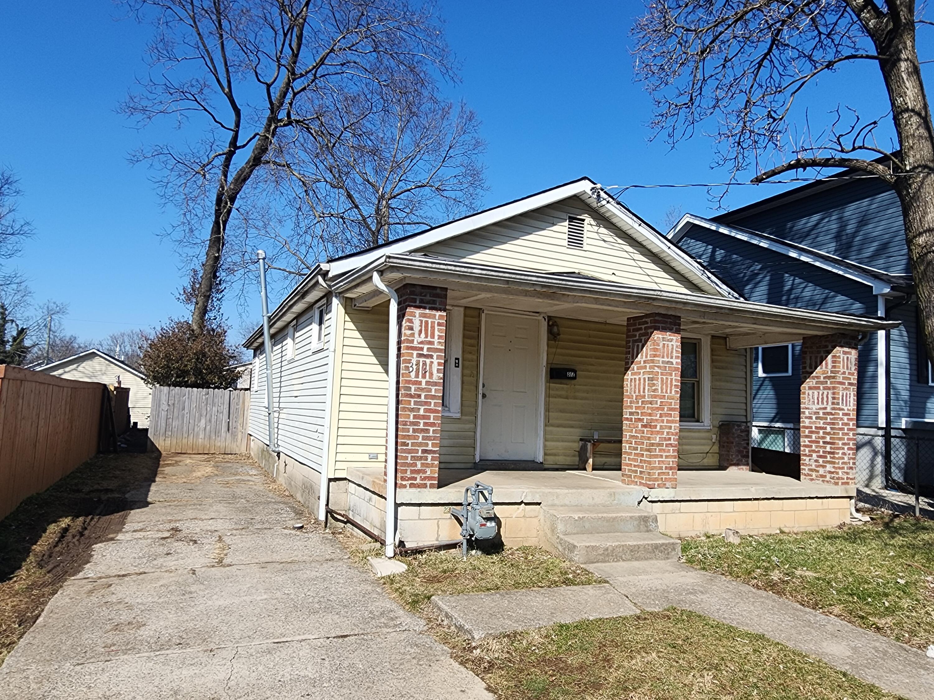 372 Roosevelt Boulevard Property Photo 2