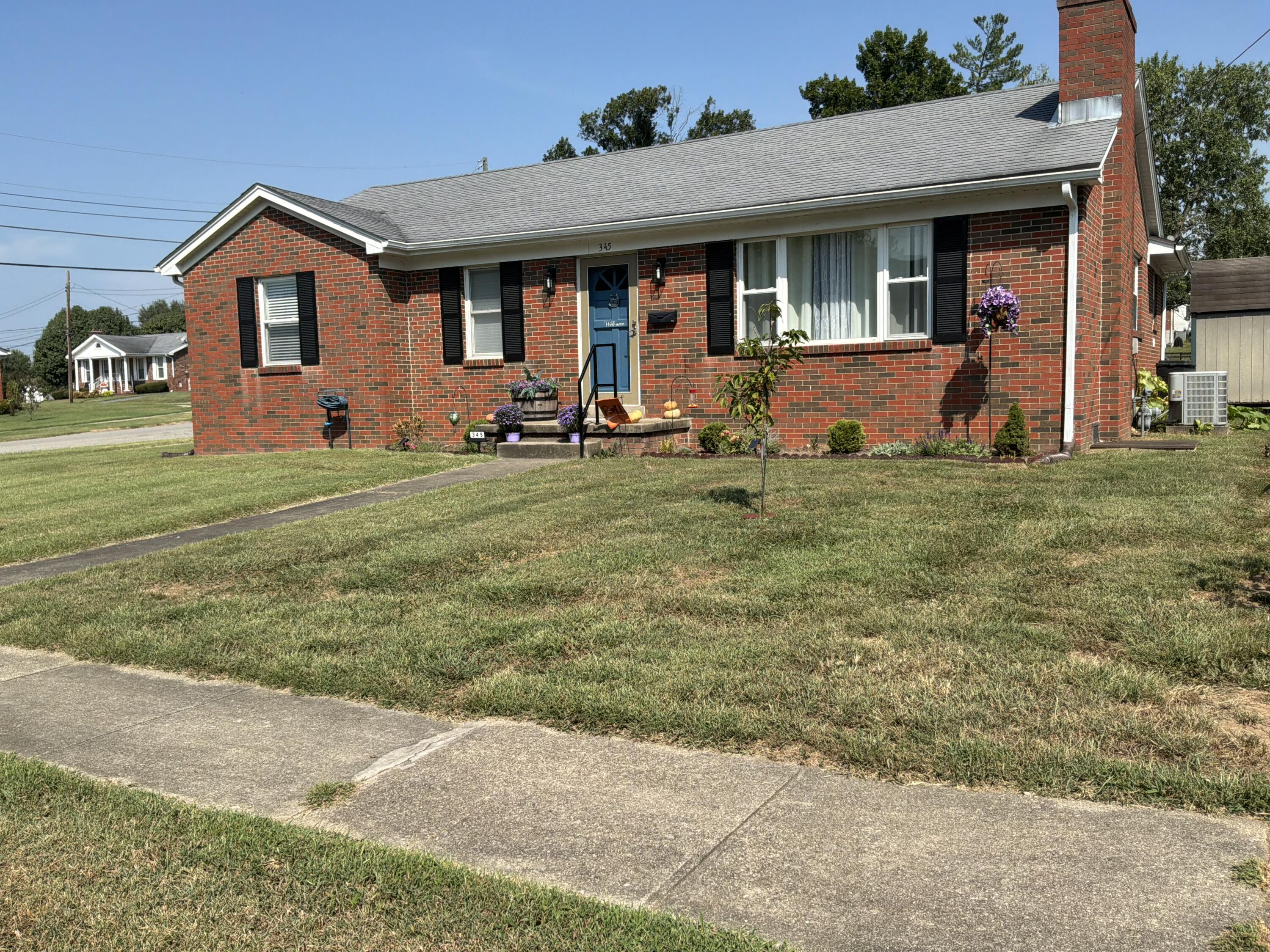 345 College Manor Property Photo 2