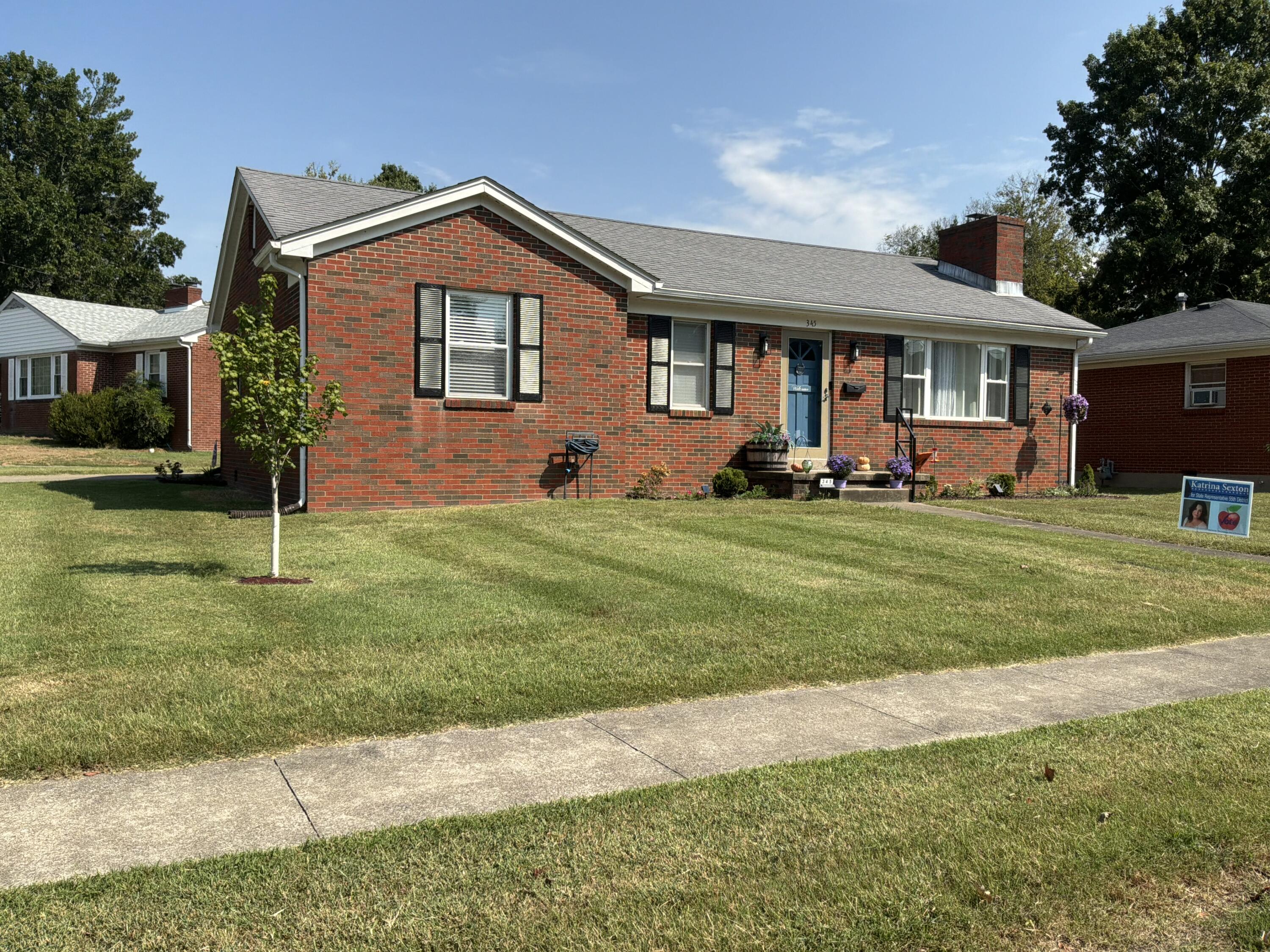 345 College Manor Property Photo 3
