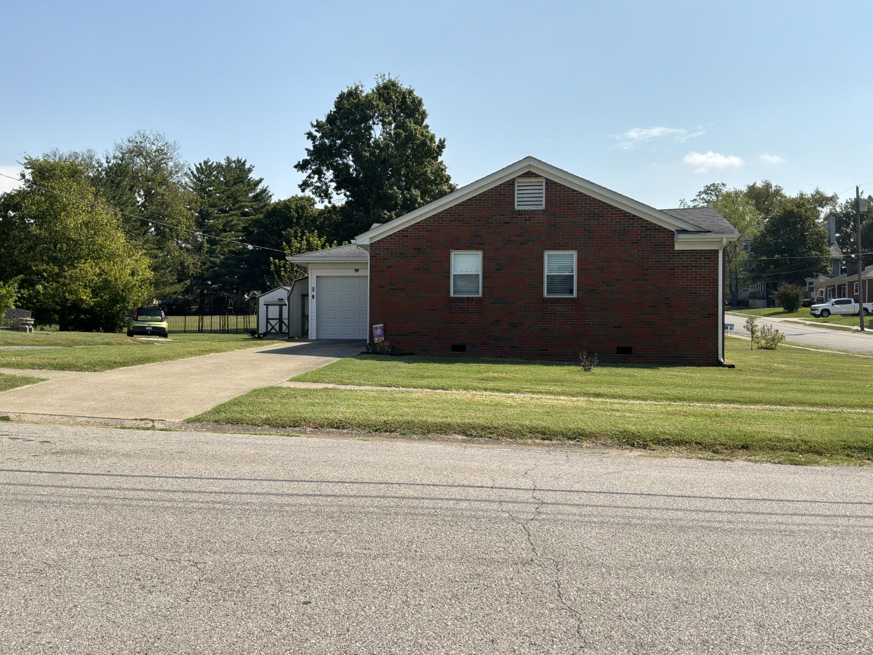 345 College Manor Property Photo 4