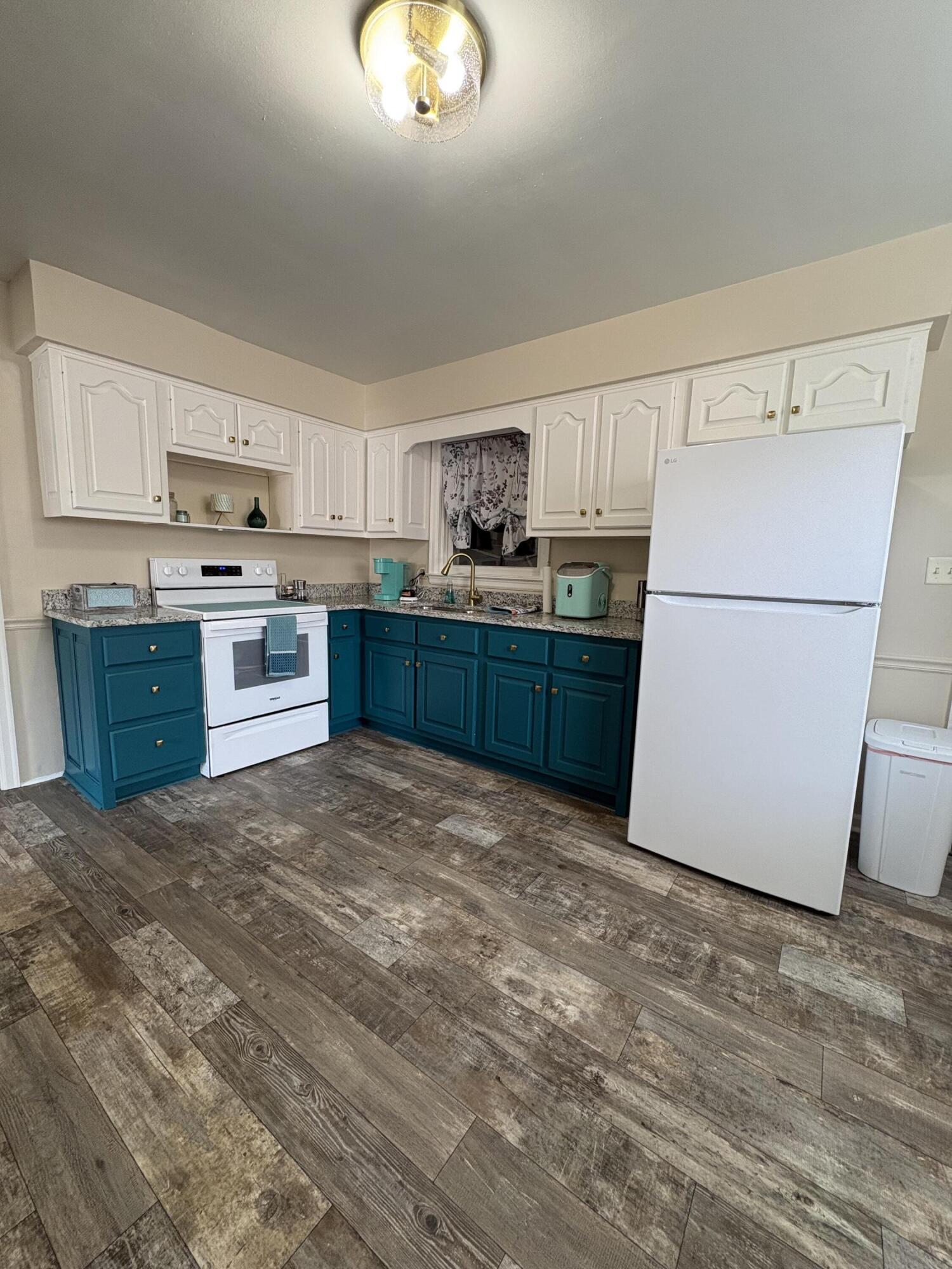 345 College Manor Property Photo 8