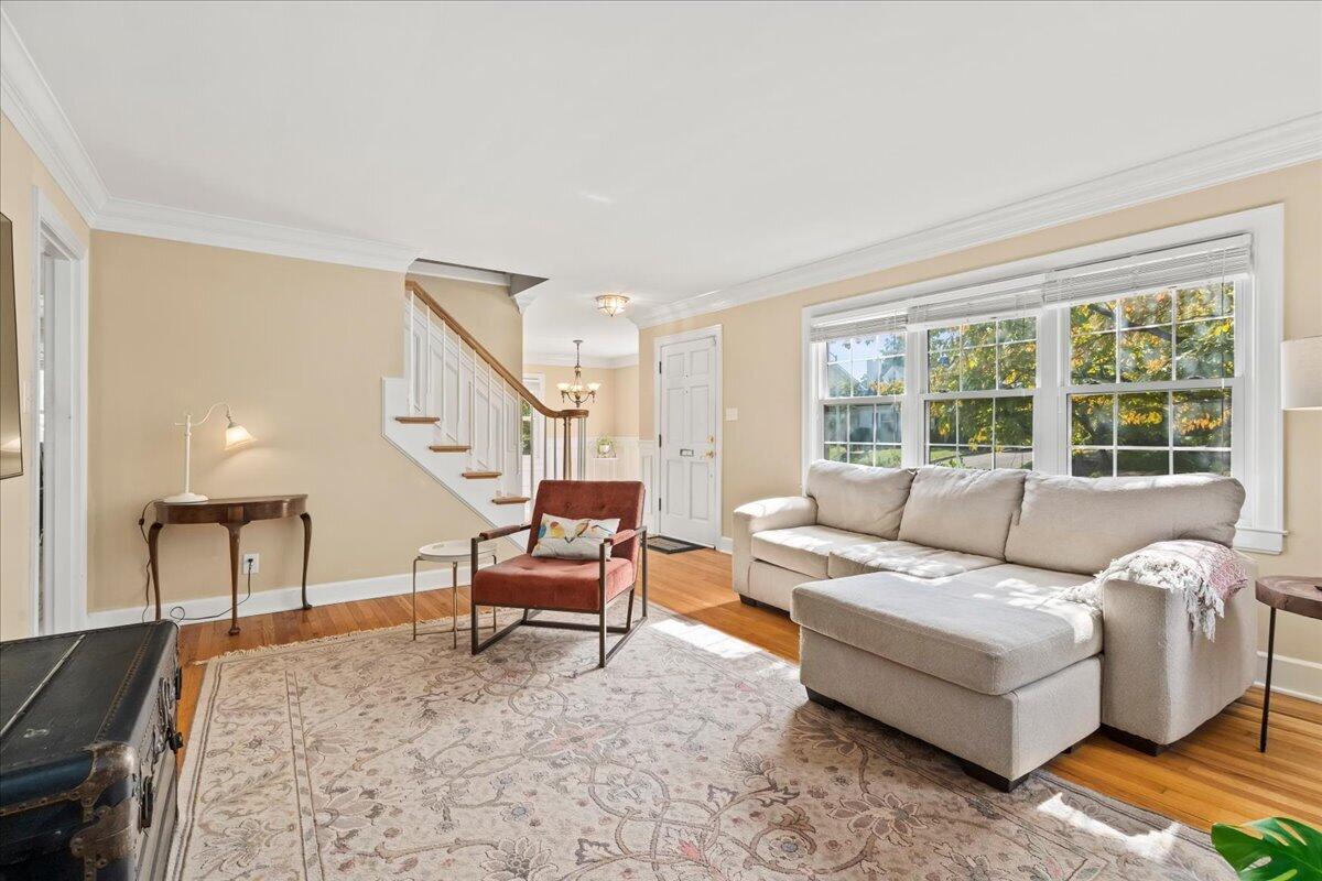 335 Queensway Drive Property Photo 6