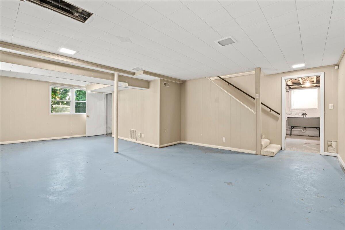 335 Queensway Drive Property Photo 25