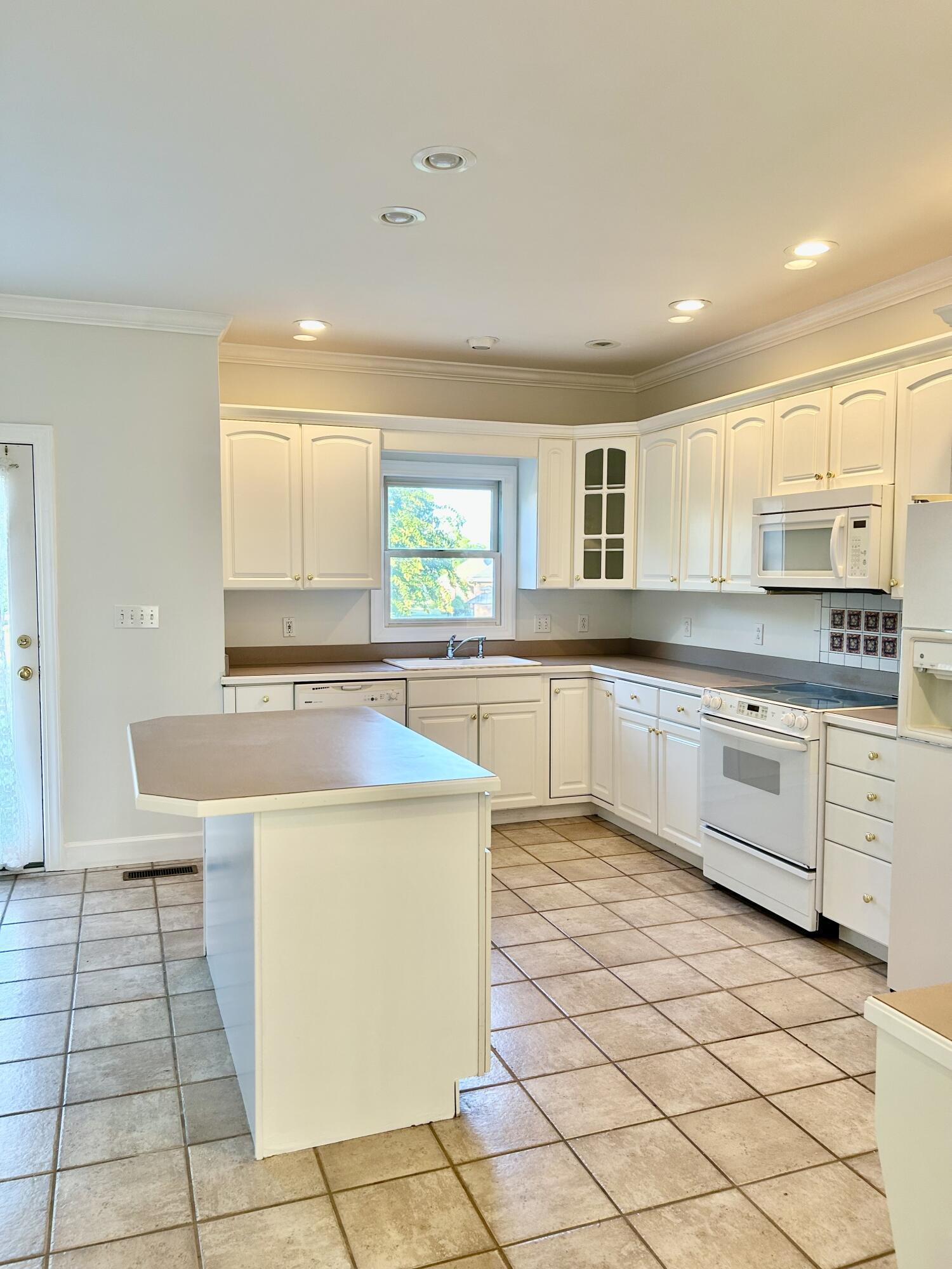 1424 Redwood Ct Property Photo 3