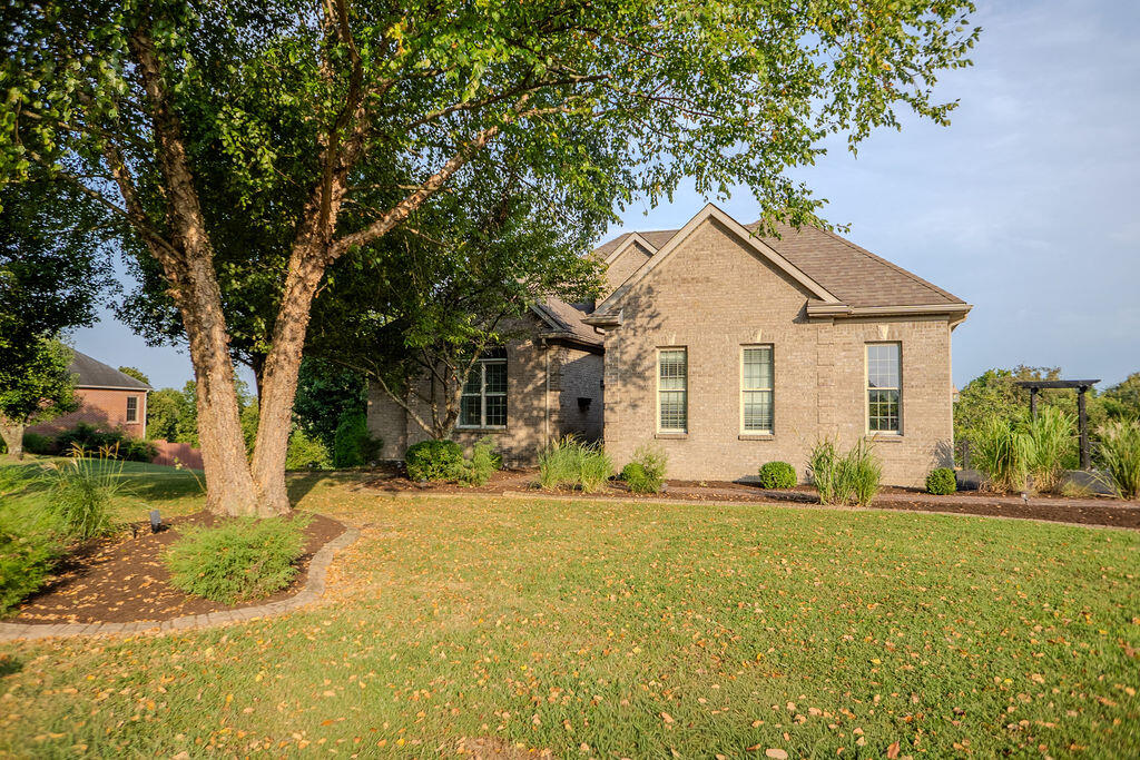 916 Country Oaks Drive Property Photo 1