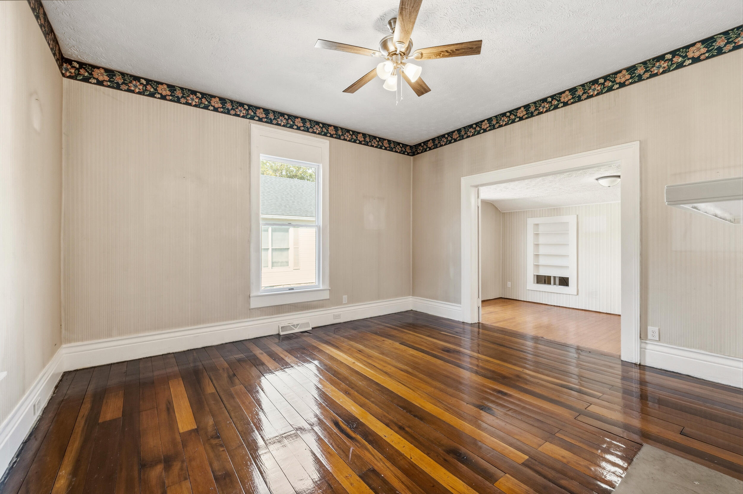 433 N College Street Property Photo 9