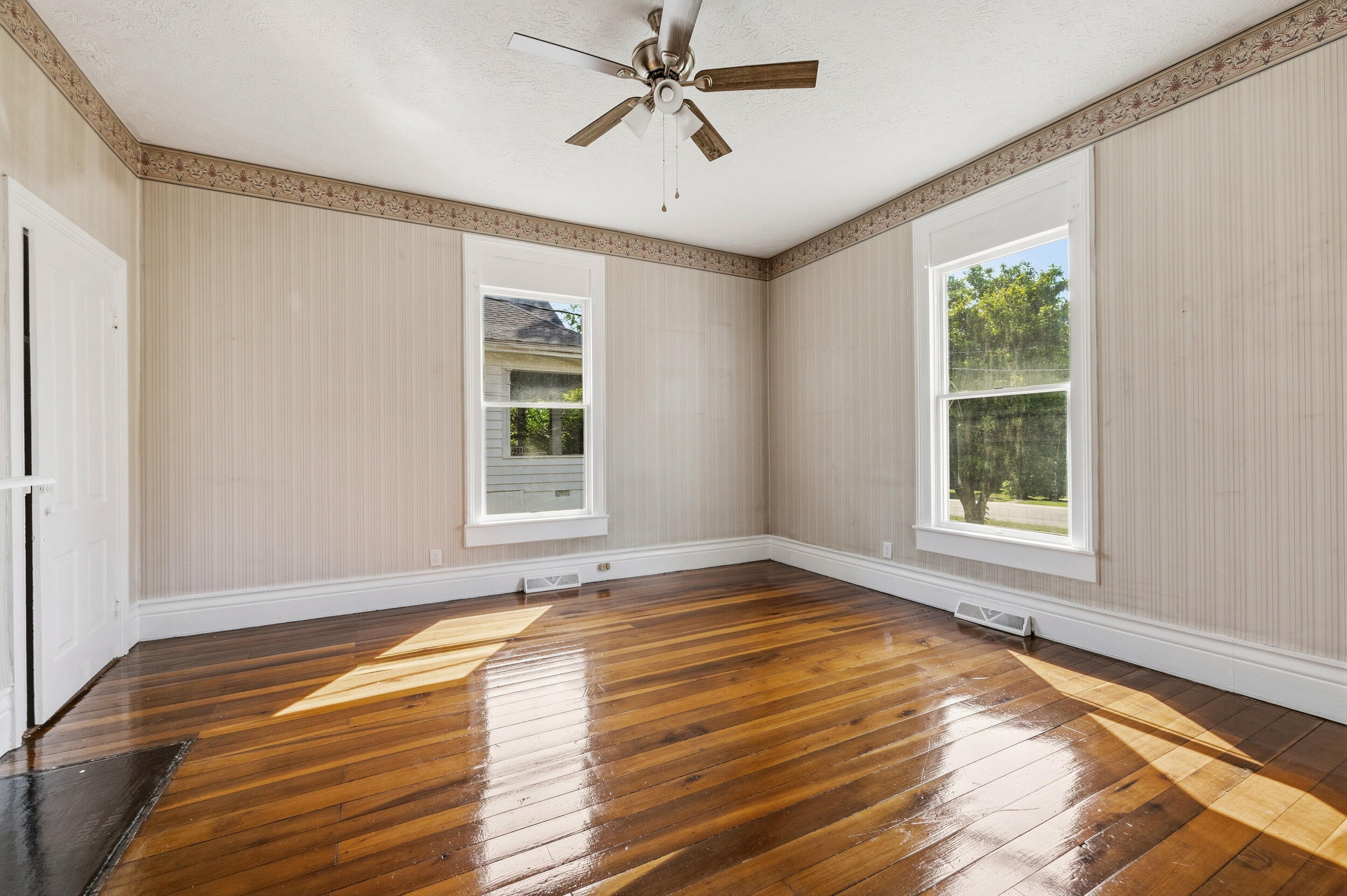 433 N College Street Property Photo 15