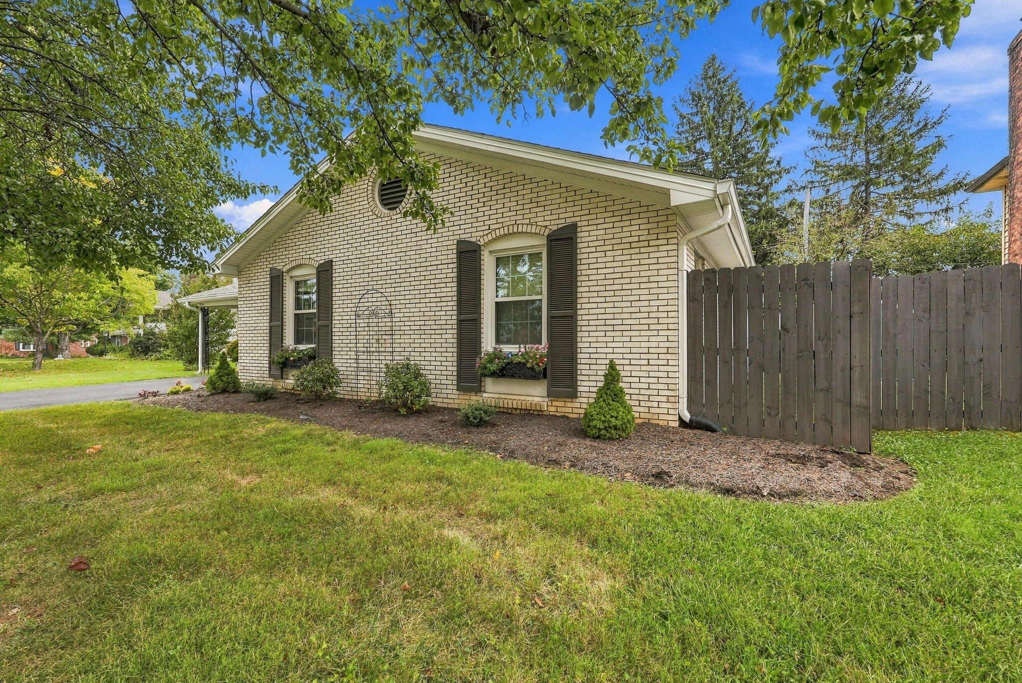 2224 Markham Court Property Photo 7