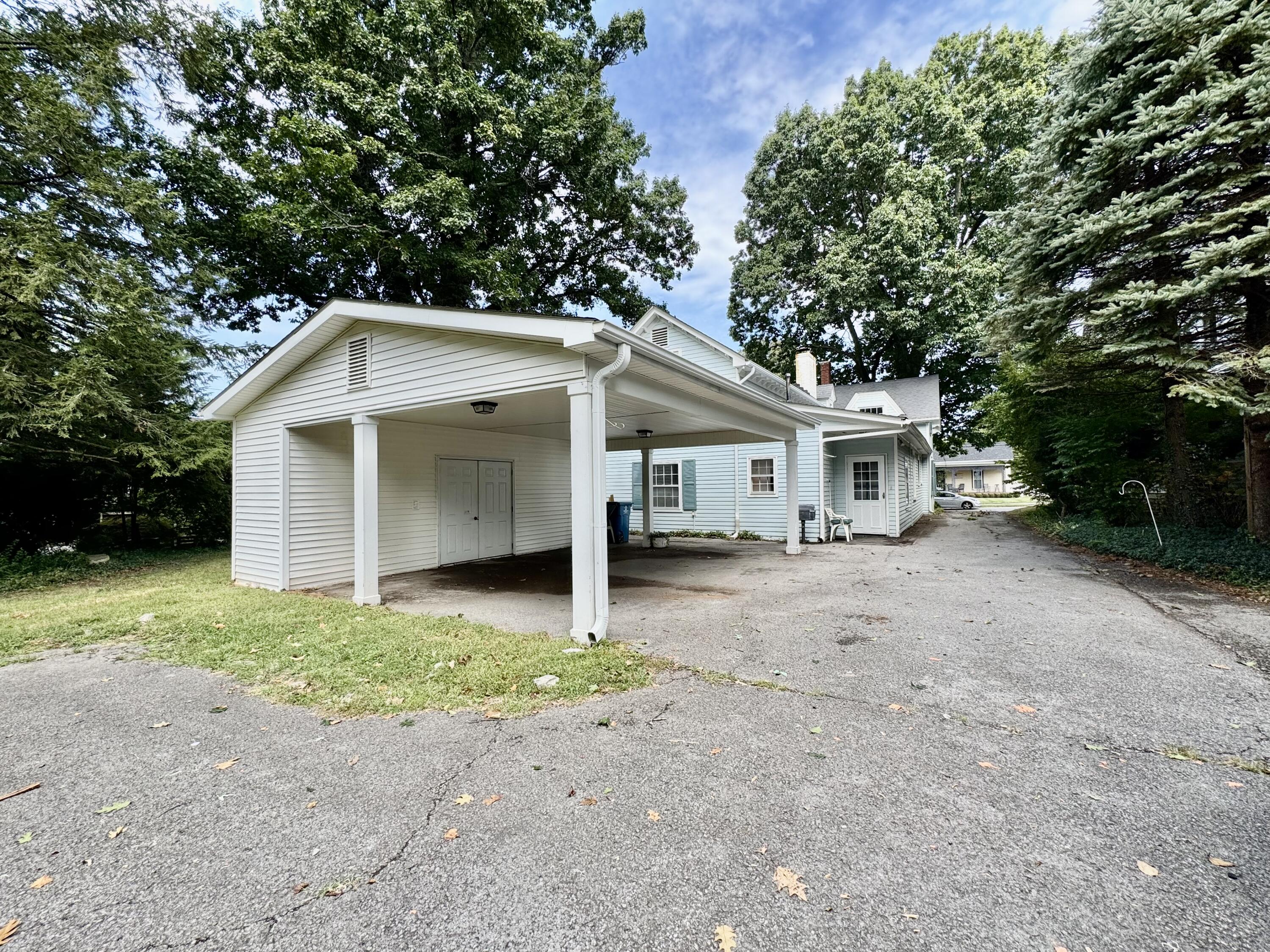 454 W Lexington Avenue Property Photo 4