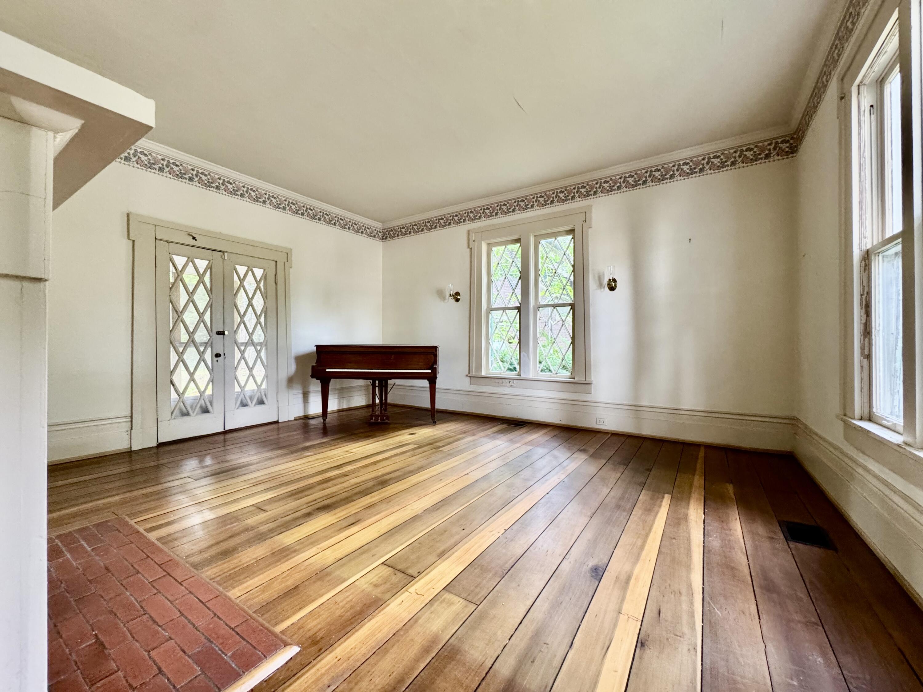 454 W Lexington Avenue Property Photo 8