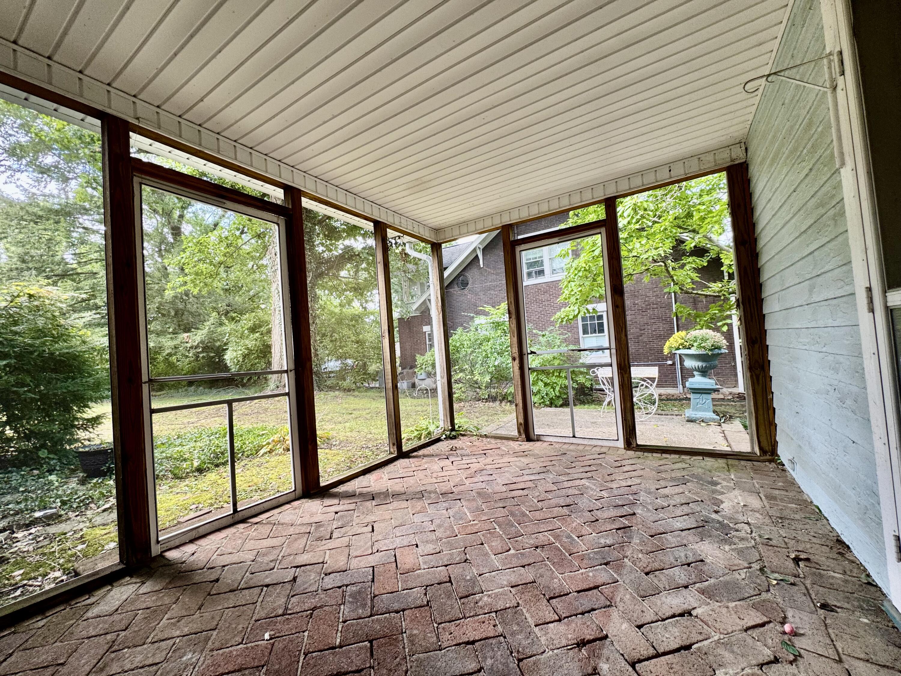 454 W Lexington Avenue Property Photo 11