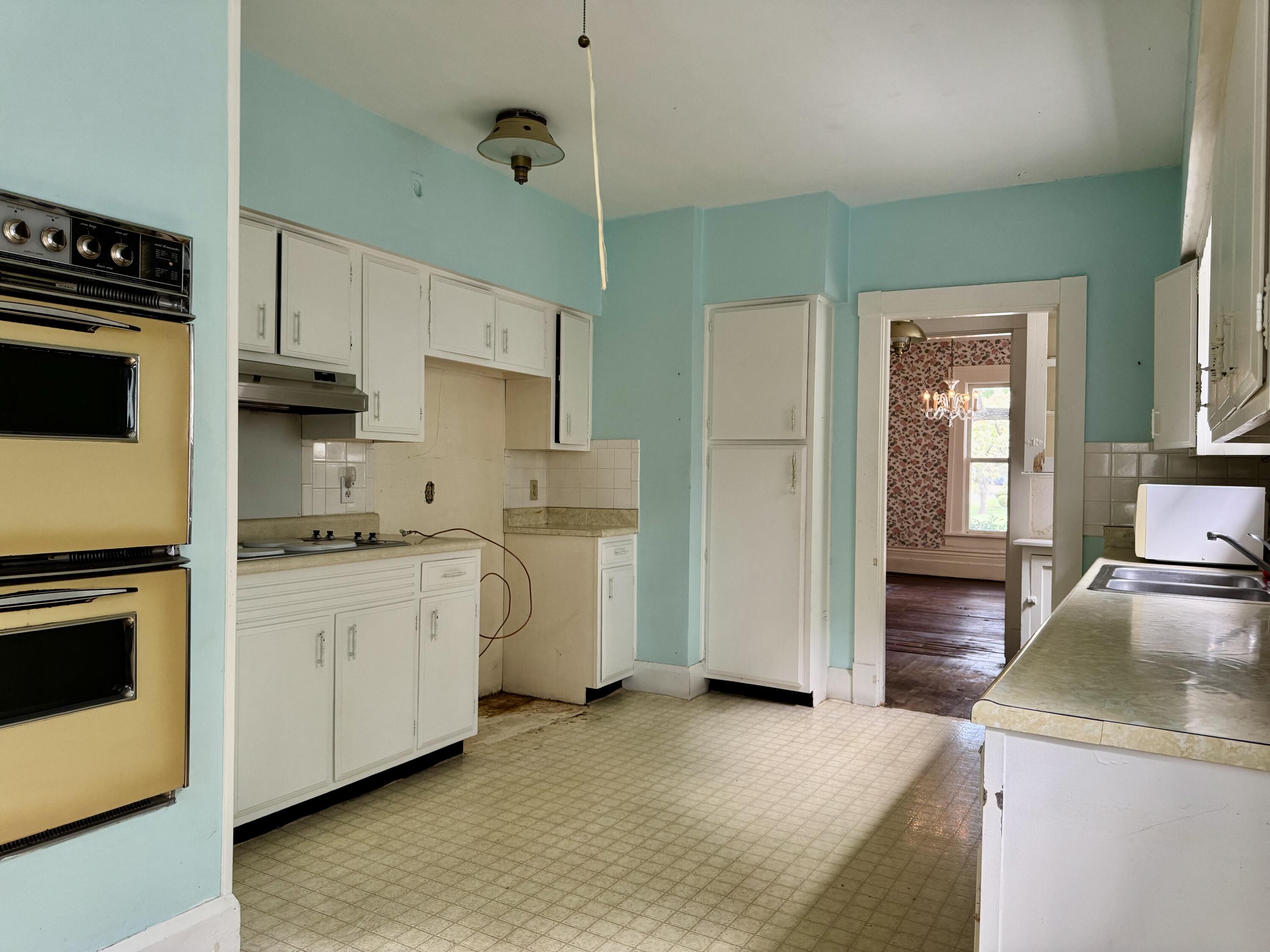 454 W Lexington Avenue Property Photo 16