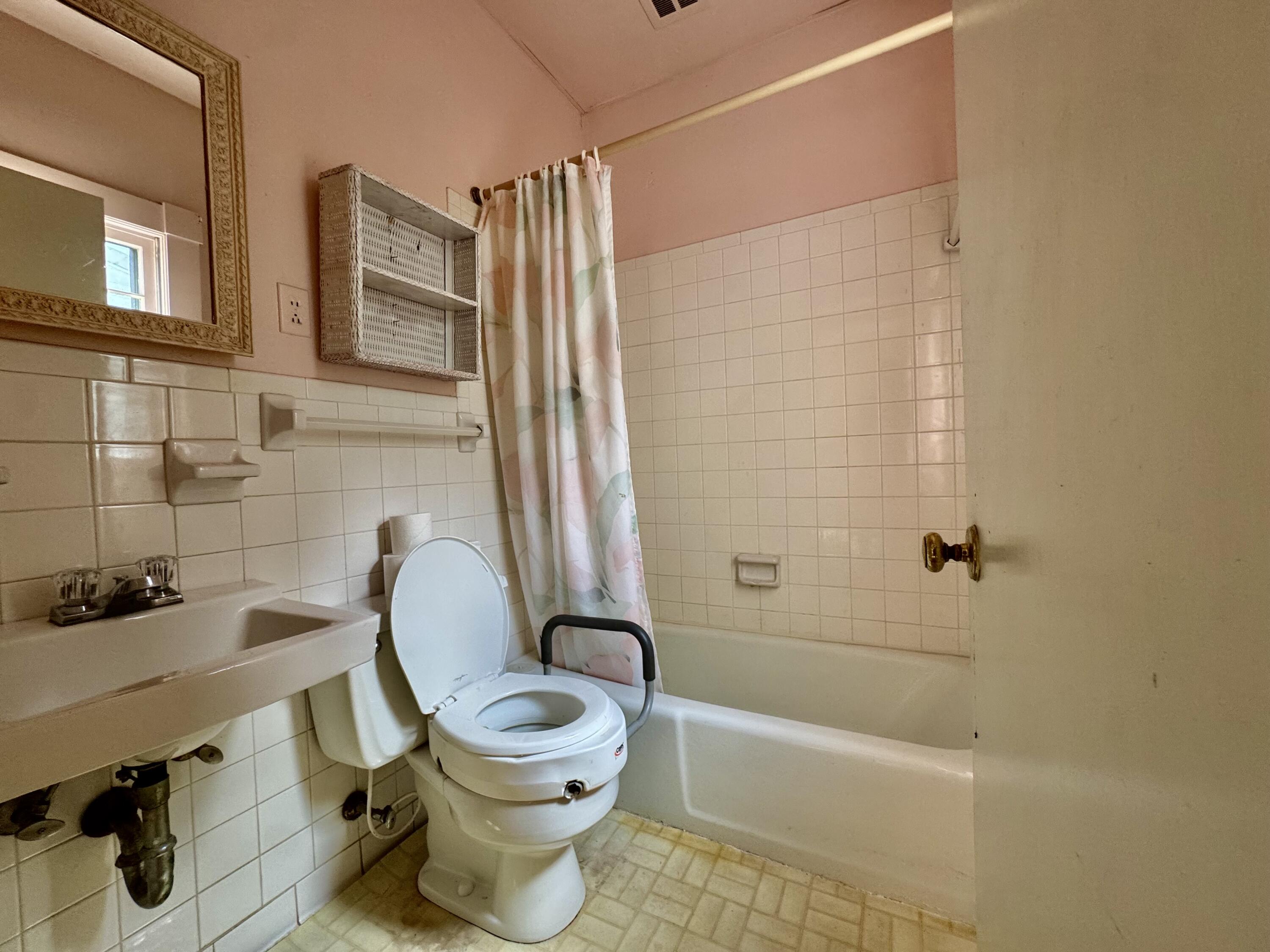 454 W Lexington Avenue Property Photo 20