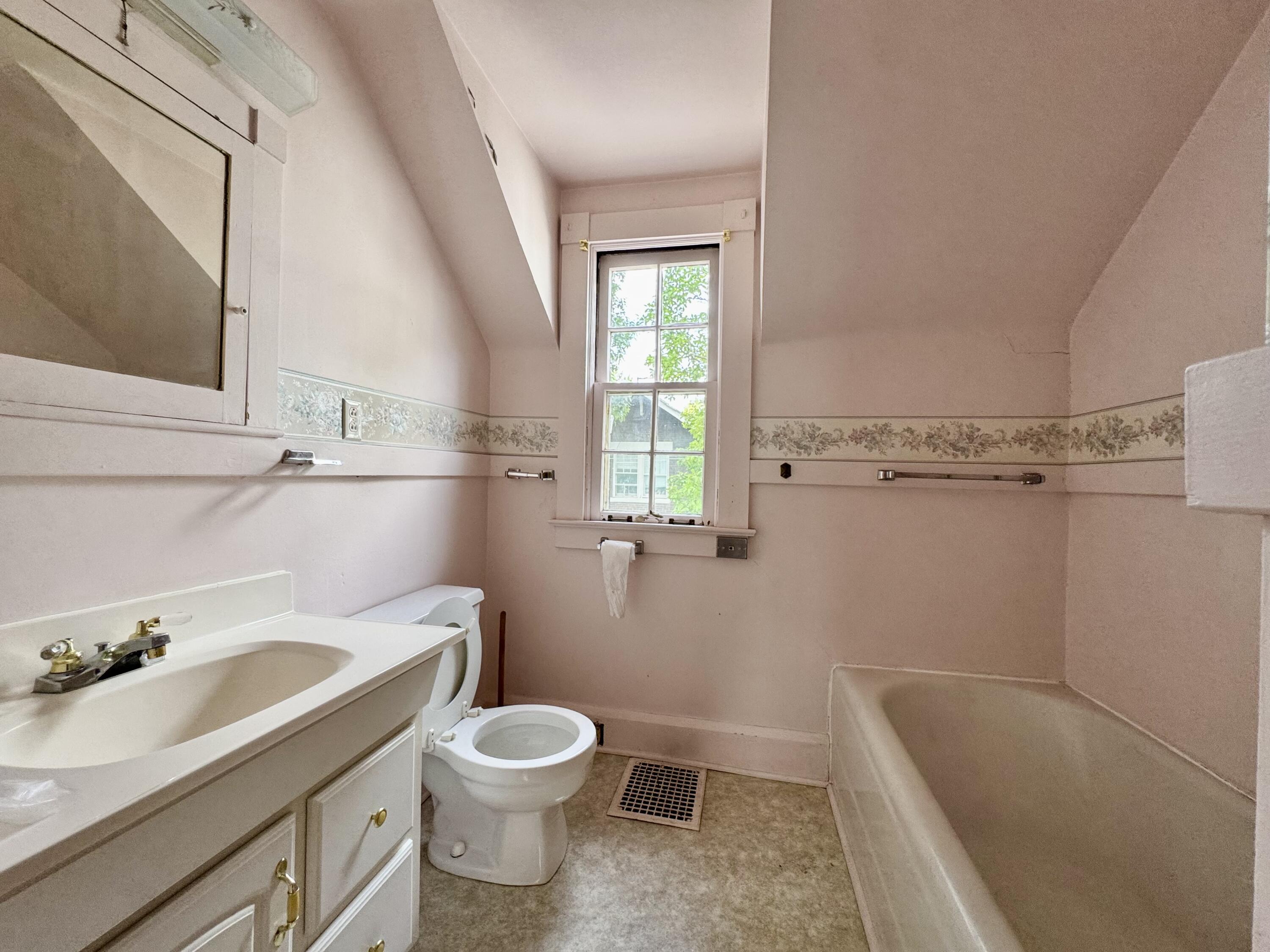 454 W Lexington Avenue Property Photo 28