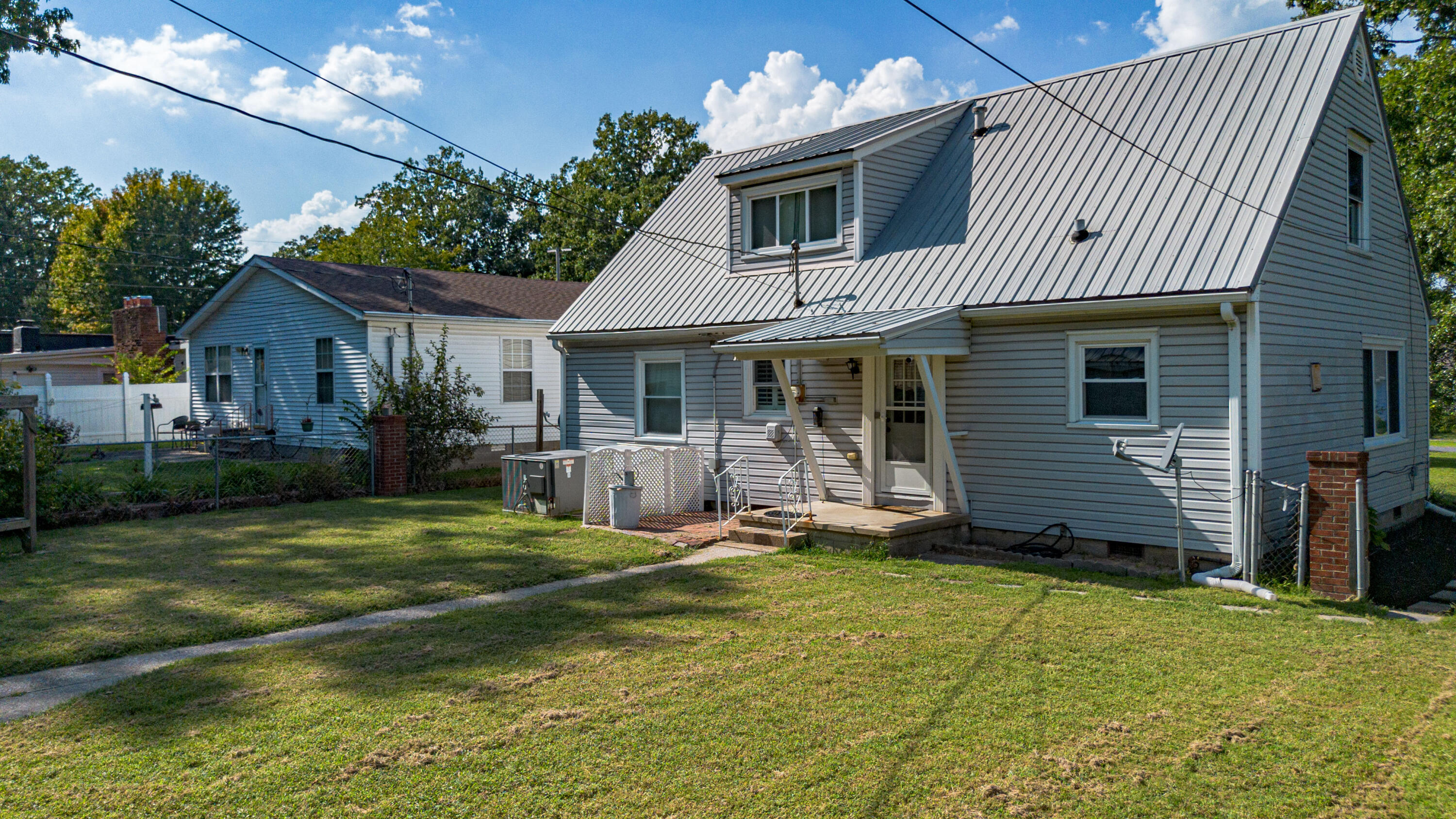 2424 Madison Street Property Photo 3