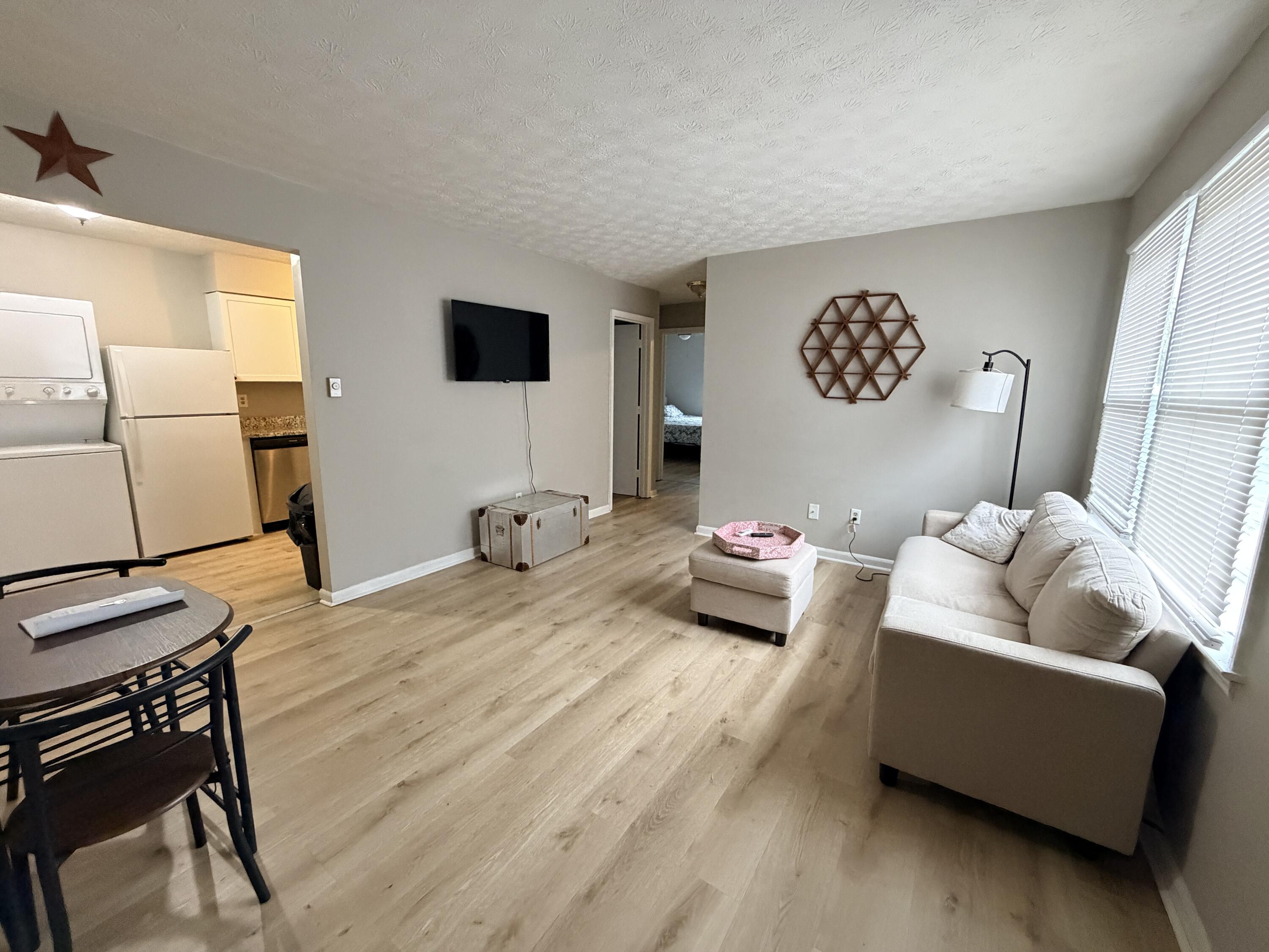 125 E Walnut Street Property Photo 5