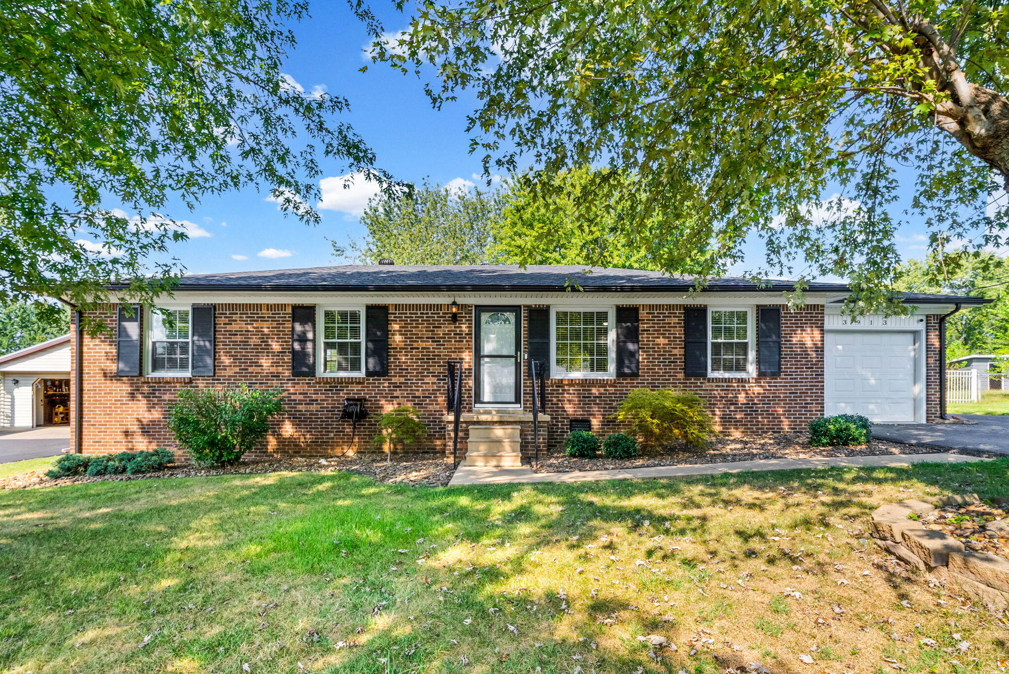 3913 Tanglewood Drive Property Photo 2