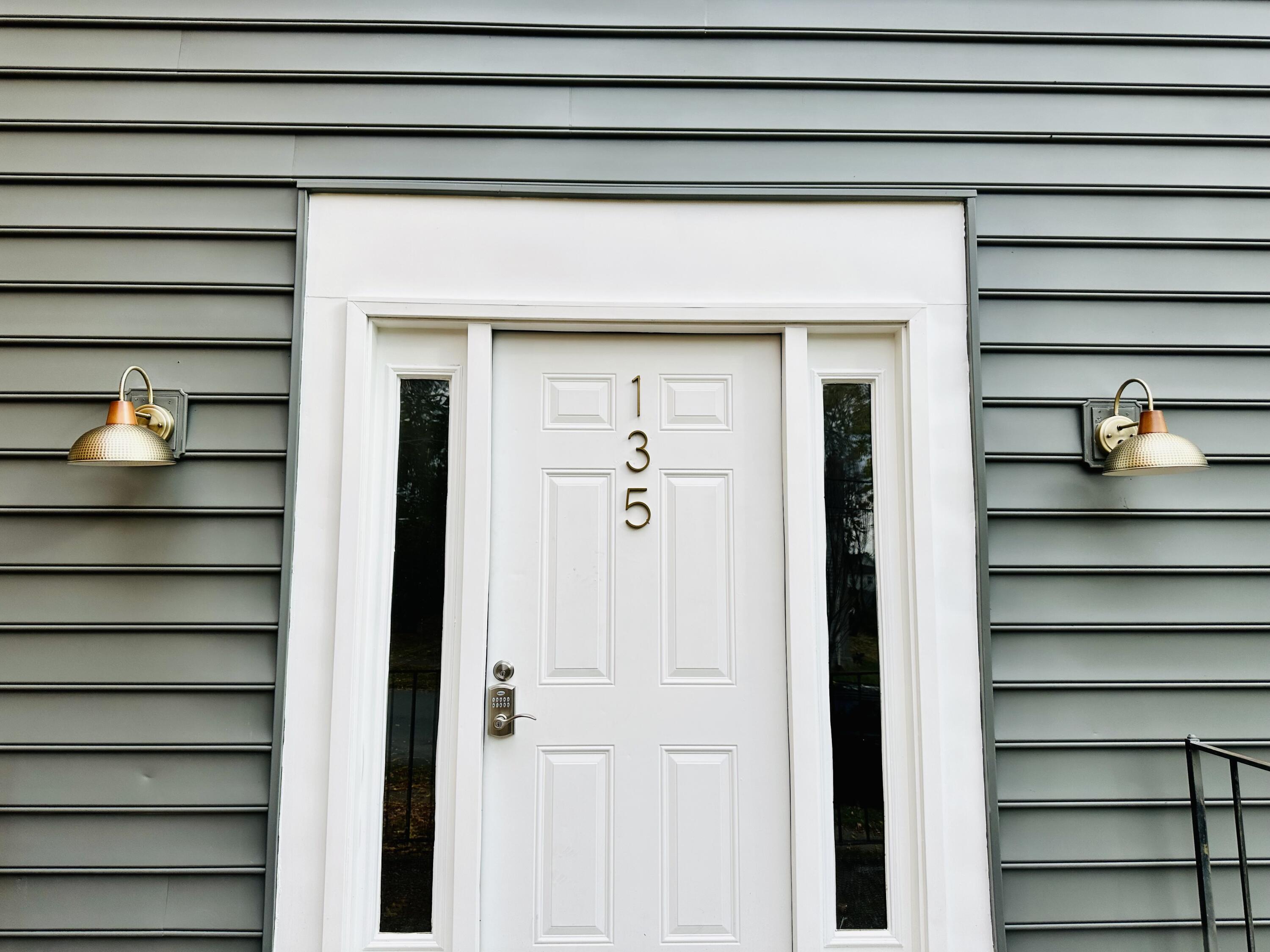 135 E Walnut Street Property Photo 1