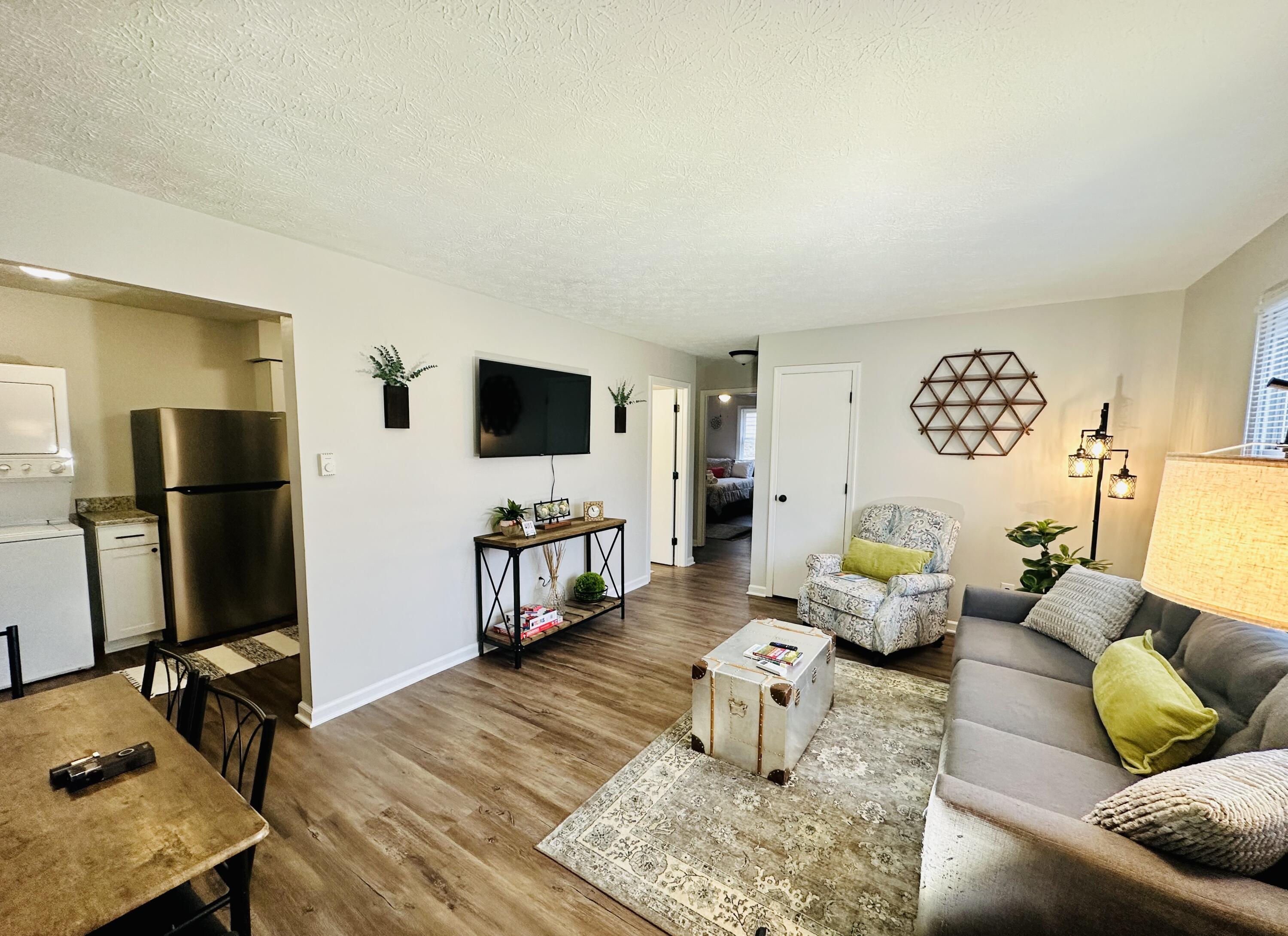 135 E Walnut Street Property Photo 4
