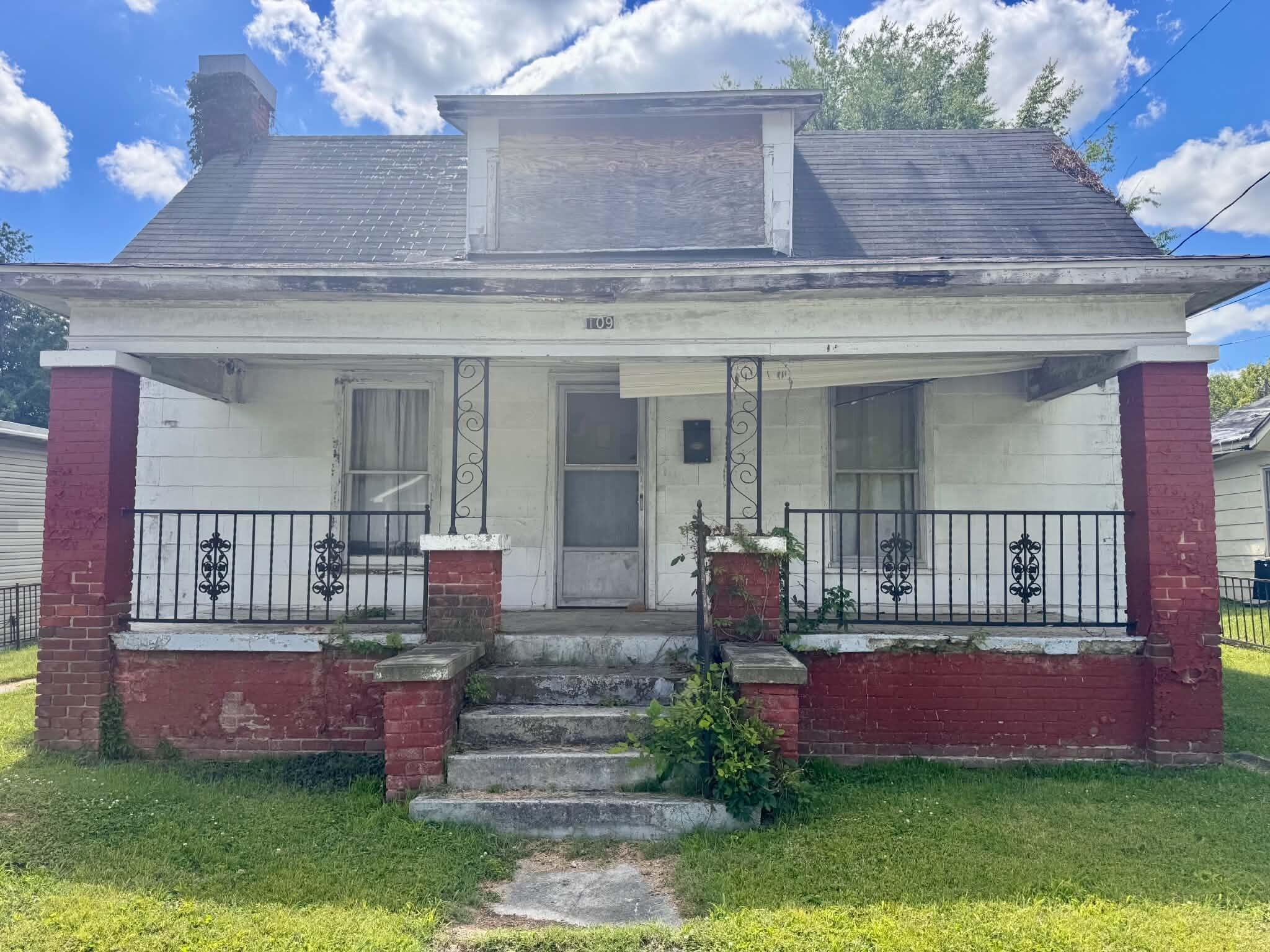 109 S Elm Street Property Photo 1