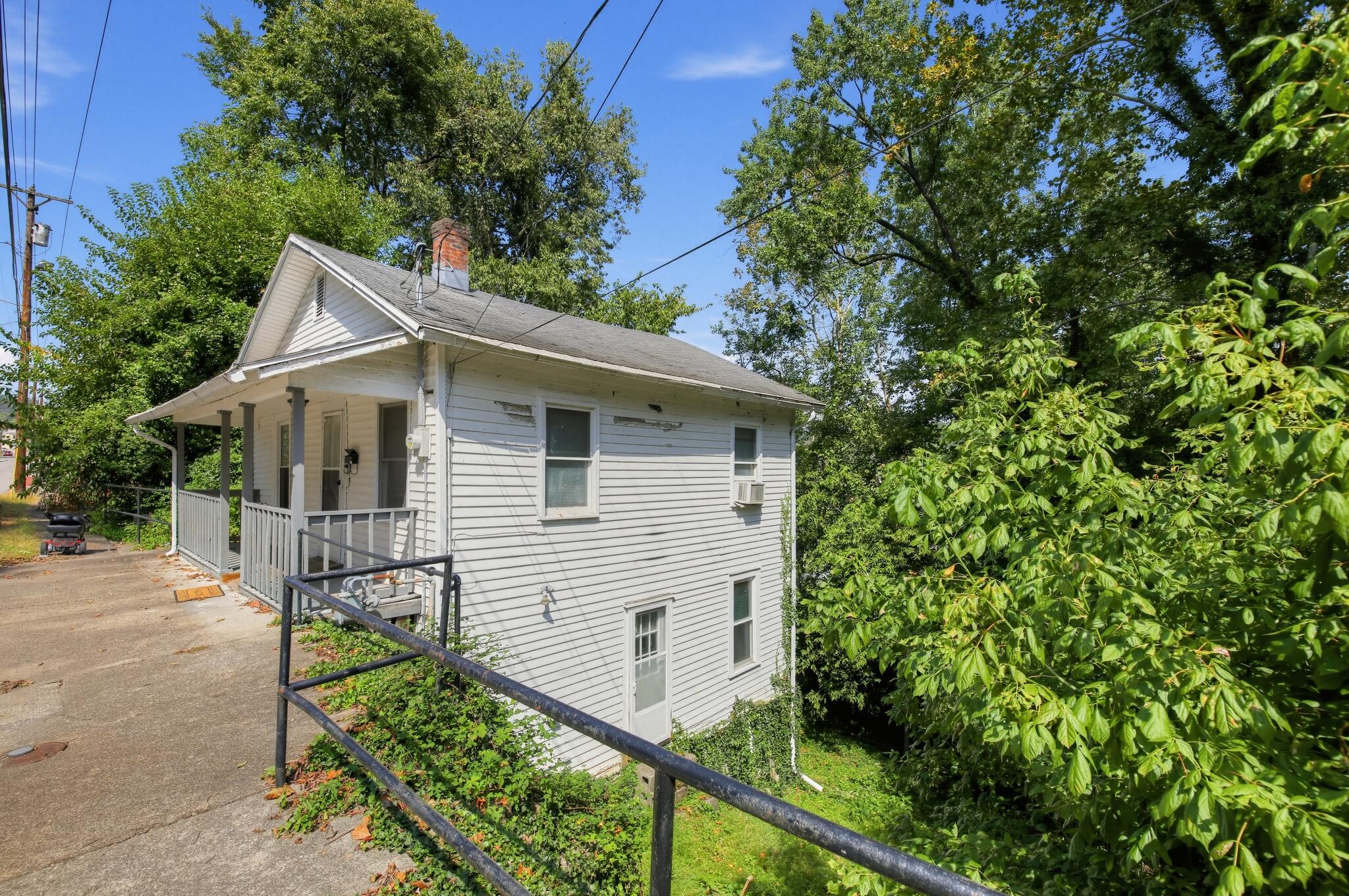235 E 4th Street Property Photo 4