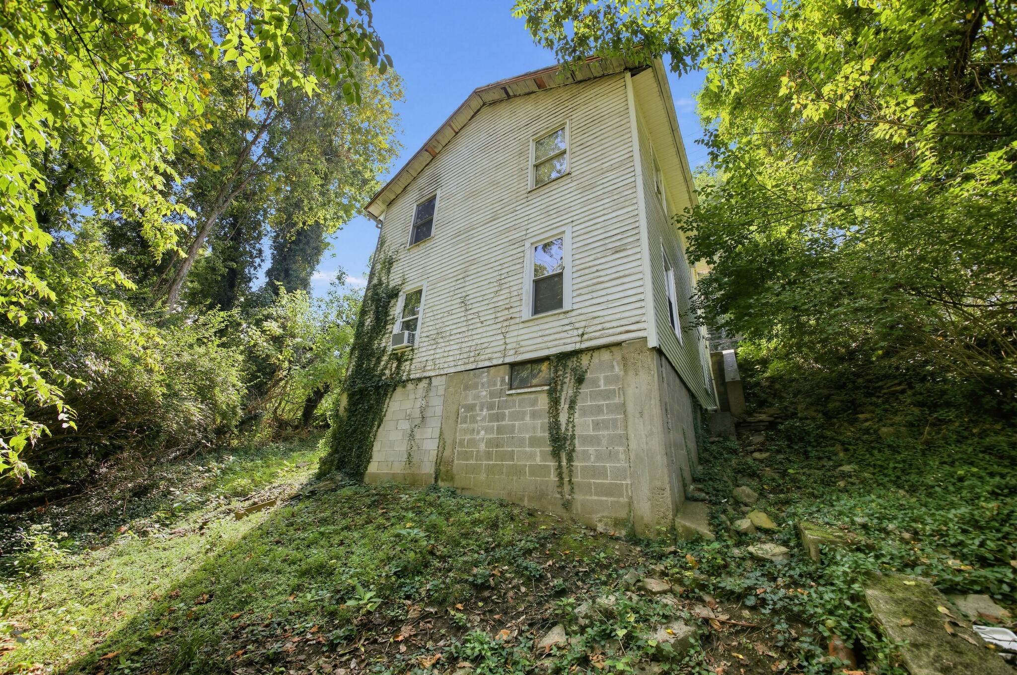 235 E 4th Street Property Photo 5