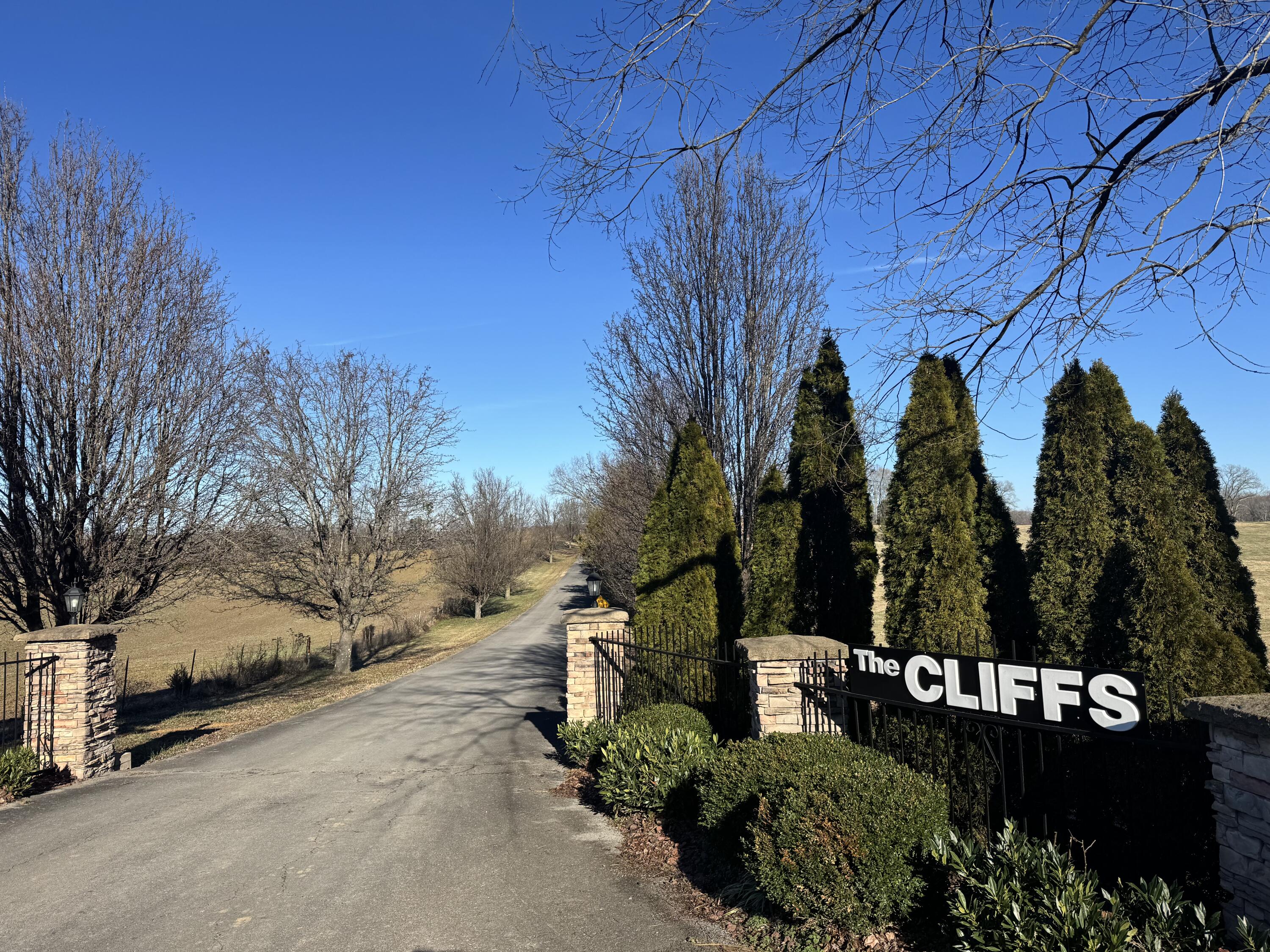 425 Cliffside Drive Property Photo 1