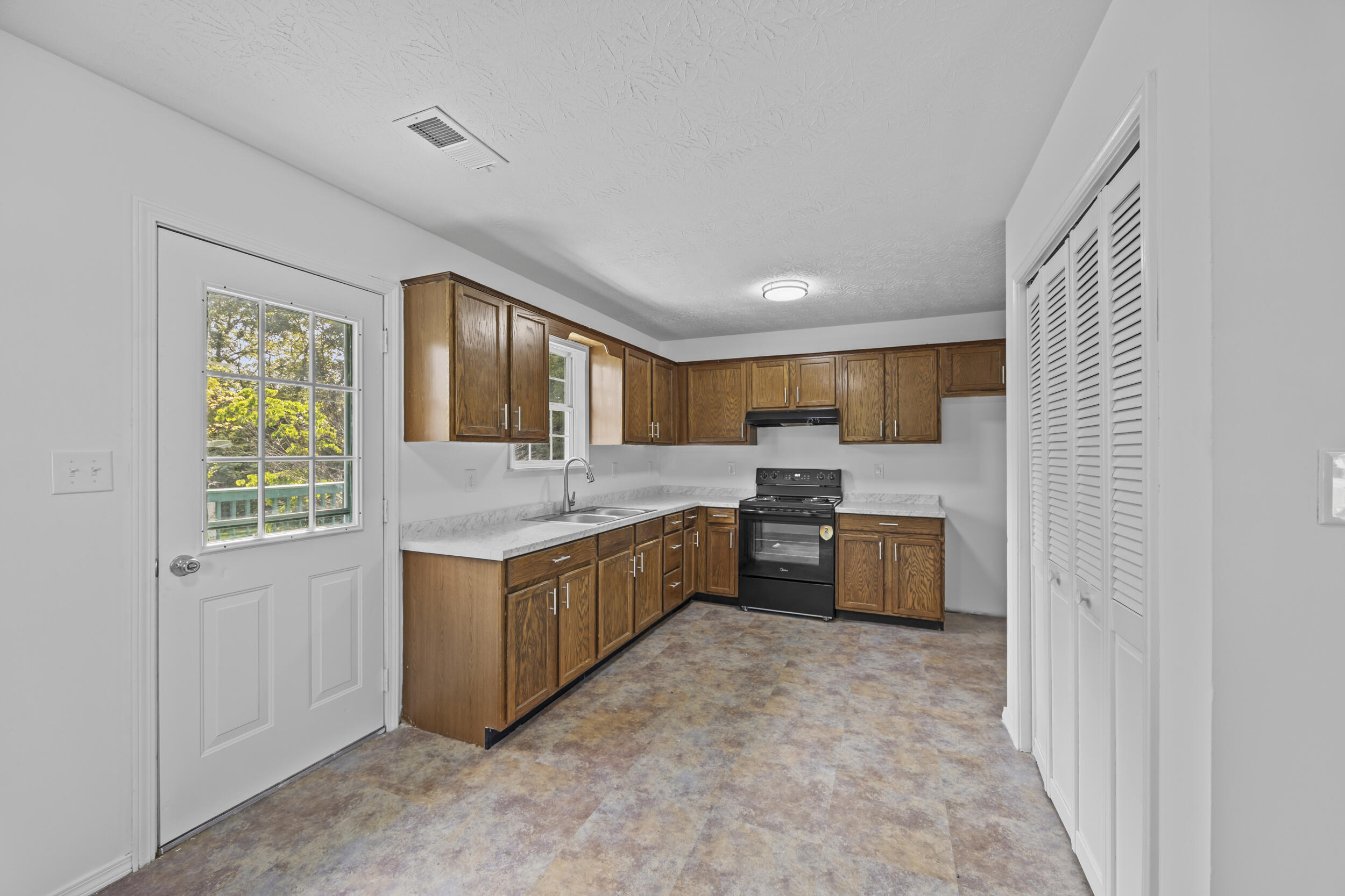 706 N Hamilton Street Property Photo 17