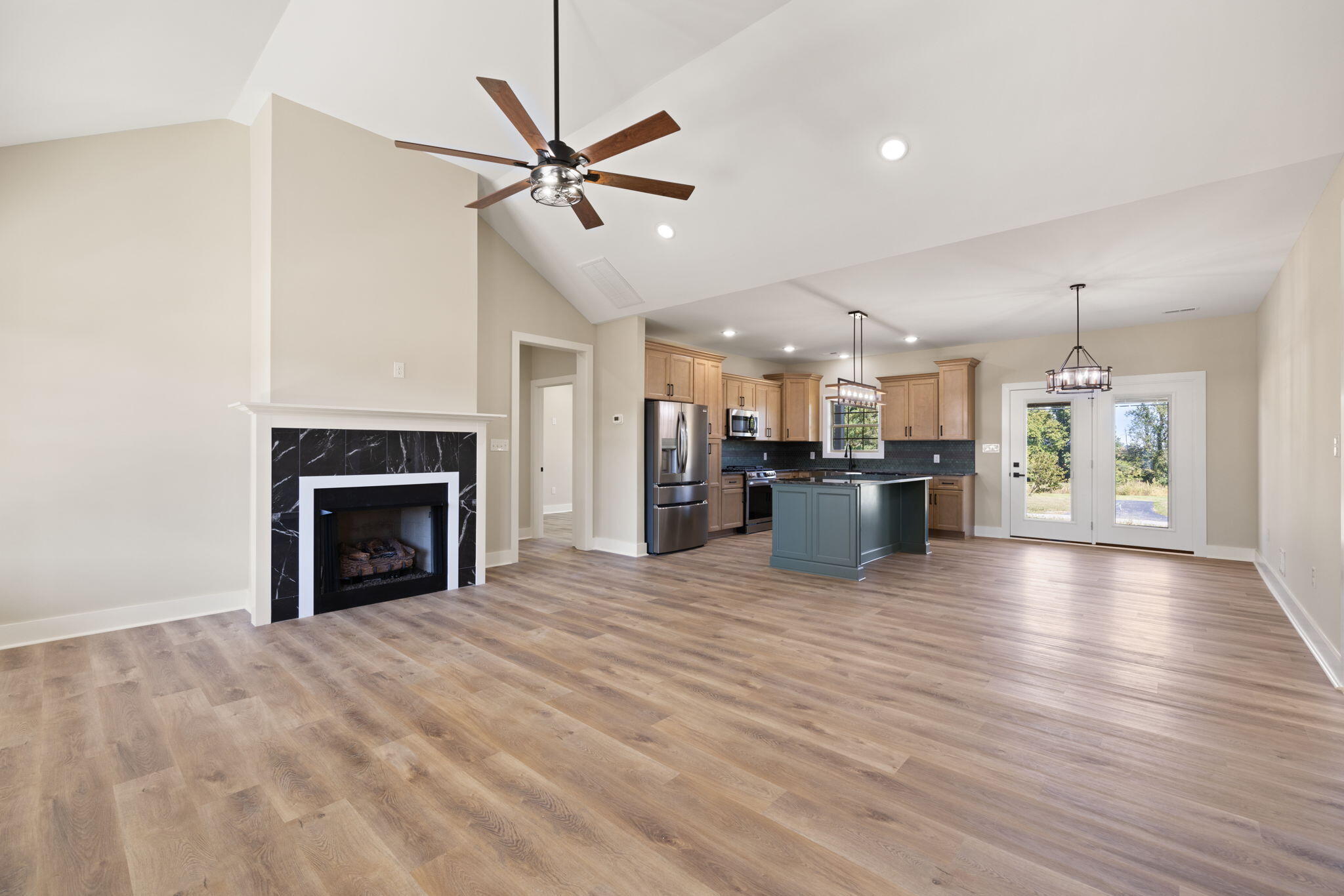 628 Comanche Drive Property Photo 3