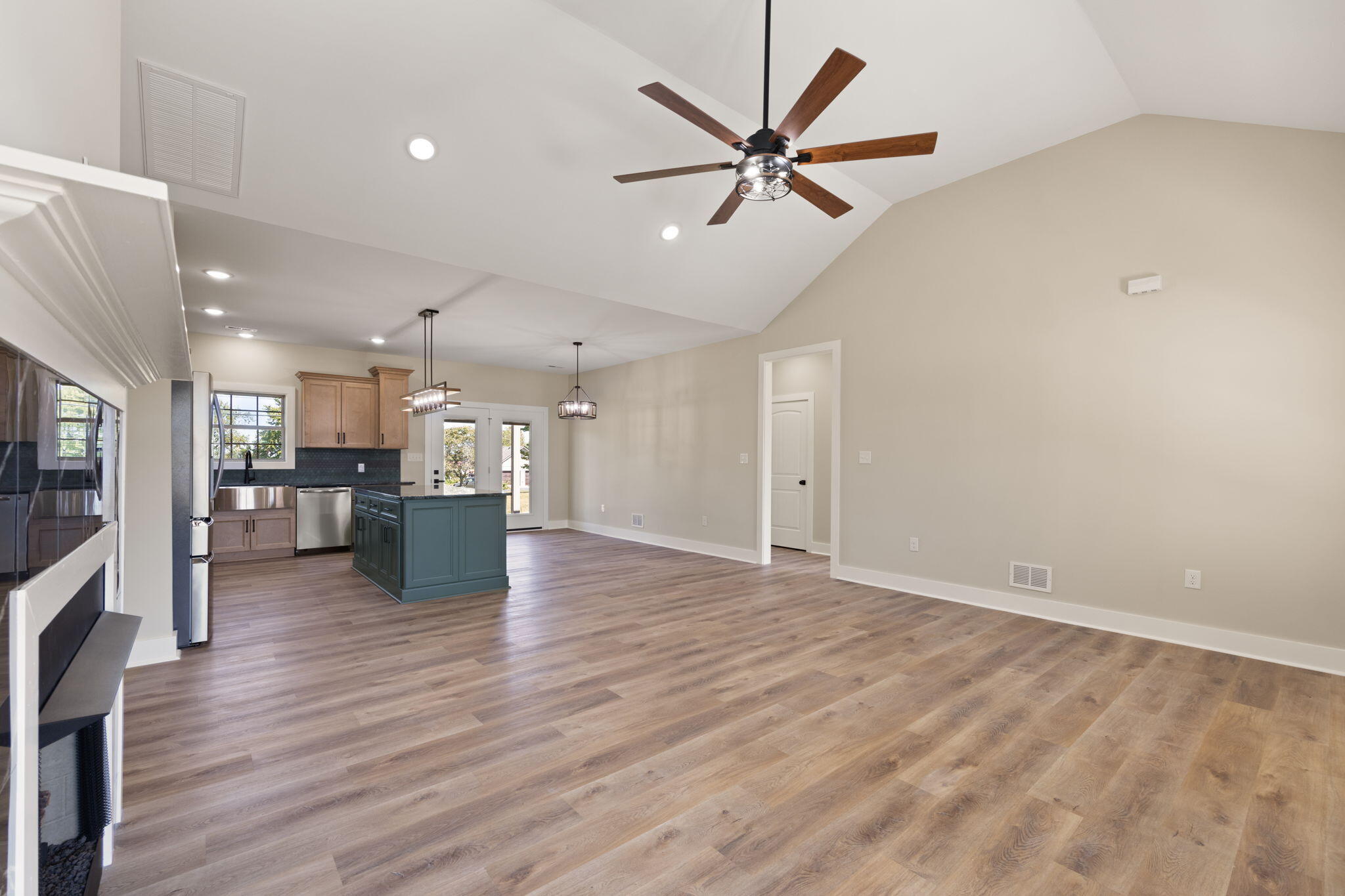 628 Comanche Drive Property Photo 4