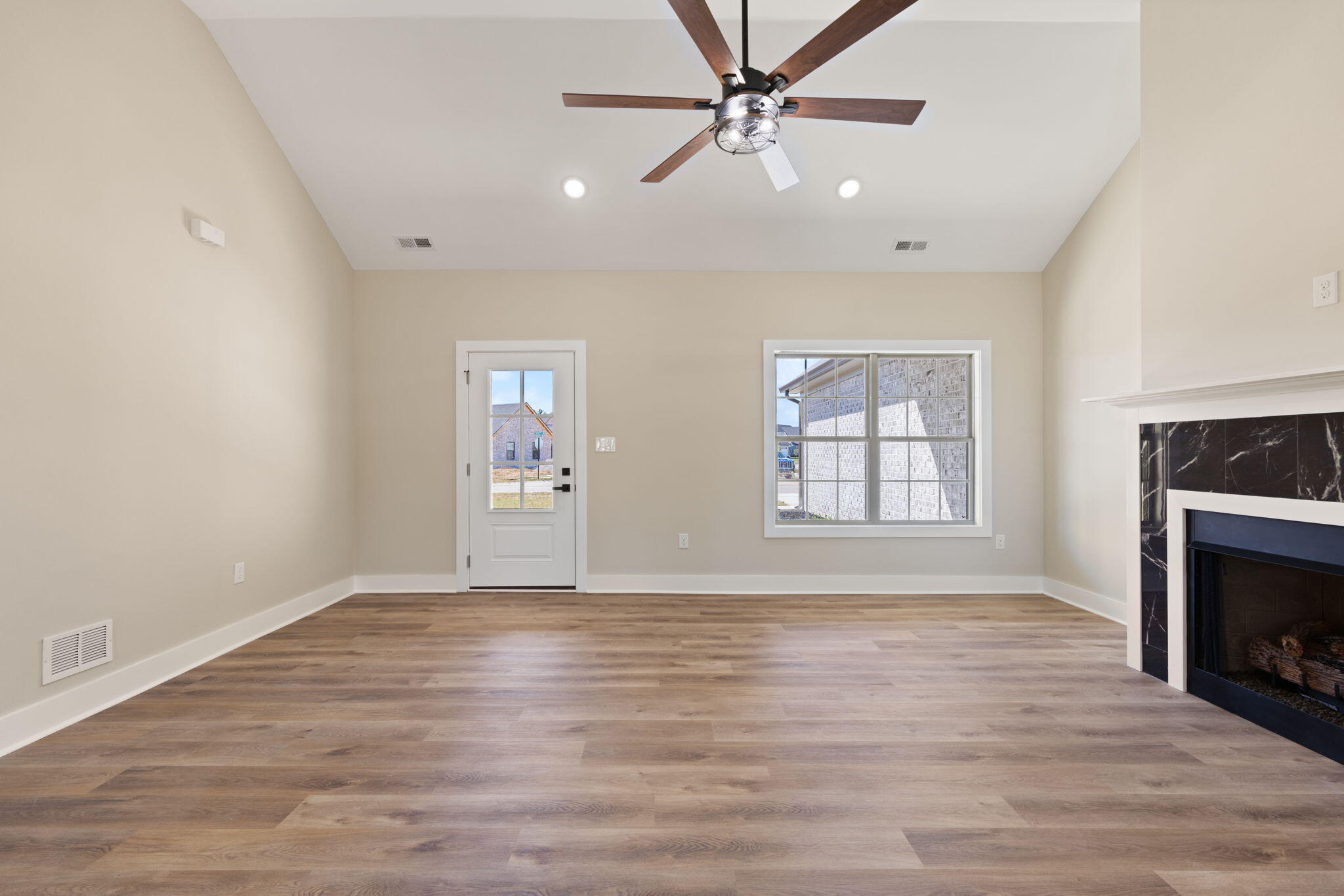 628 Comanche Drive Property Photo 8