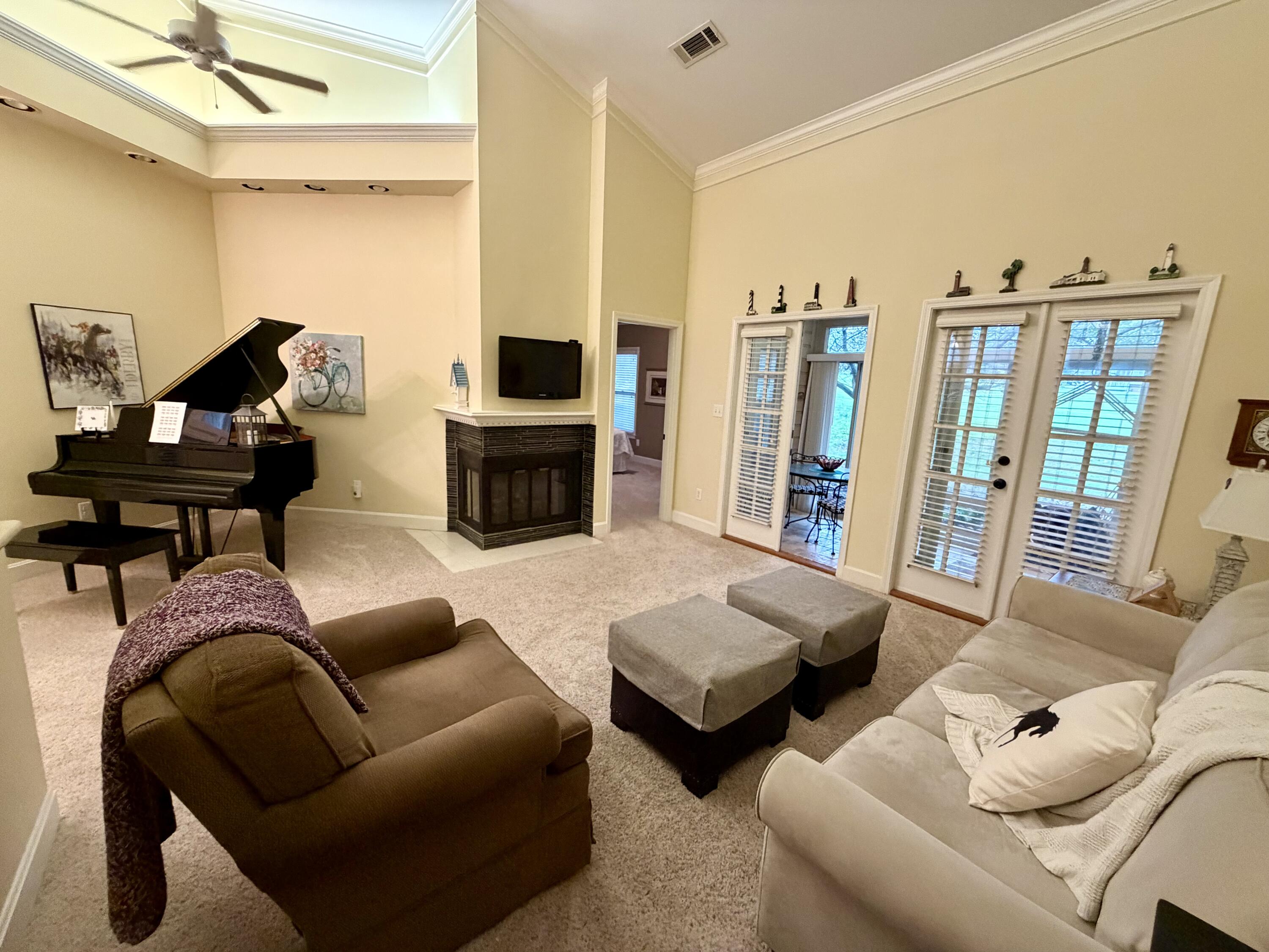 1042 Heather Hills Lane Property Photo 4
