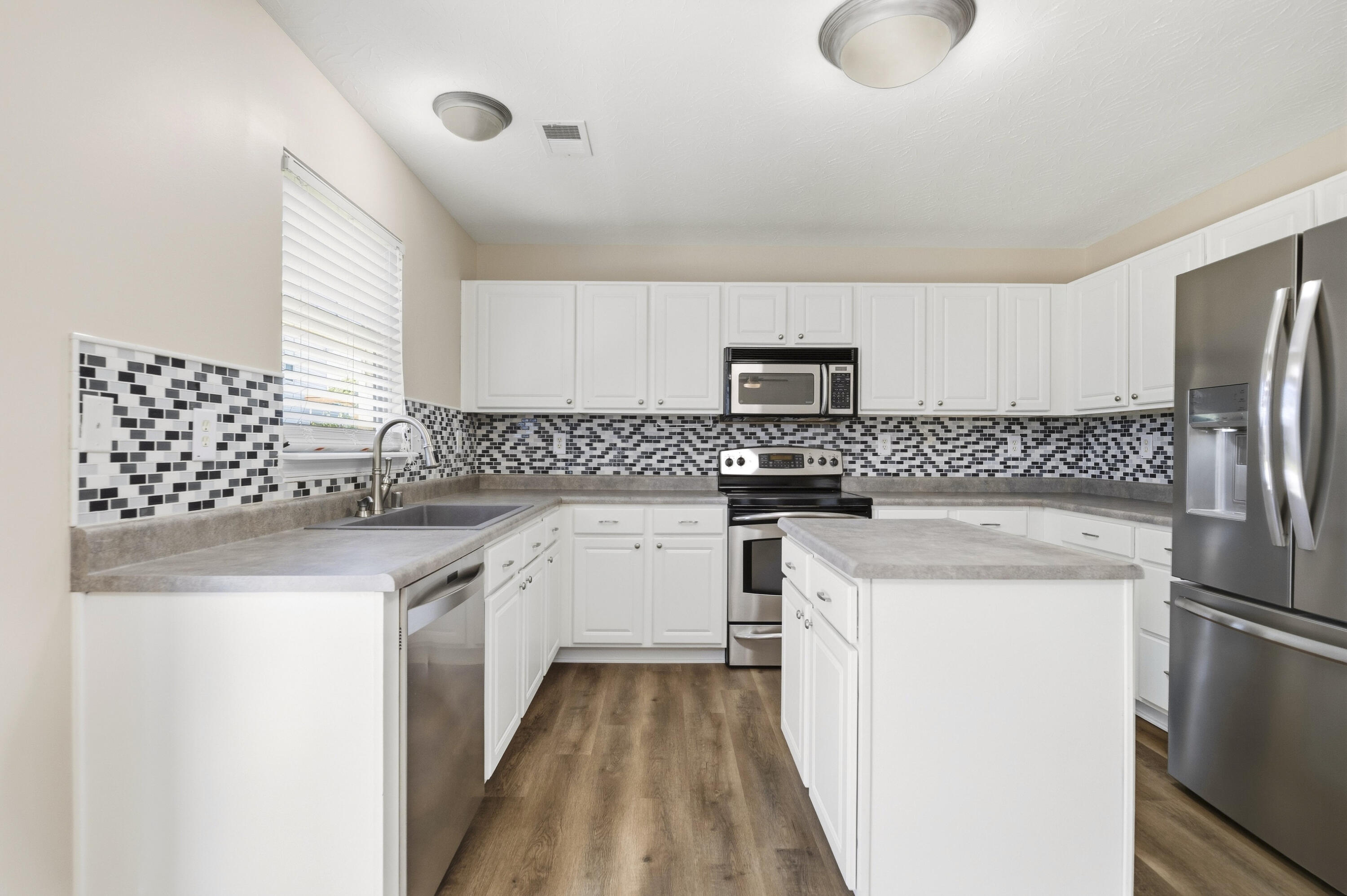 807 Rock Way Property Photo 14