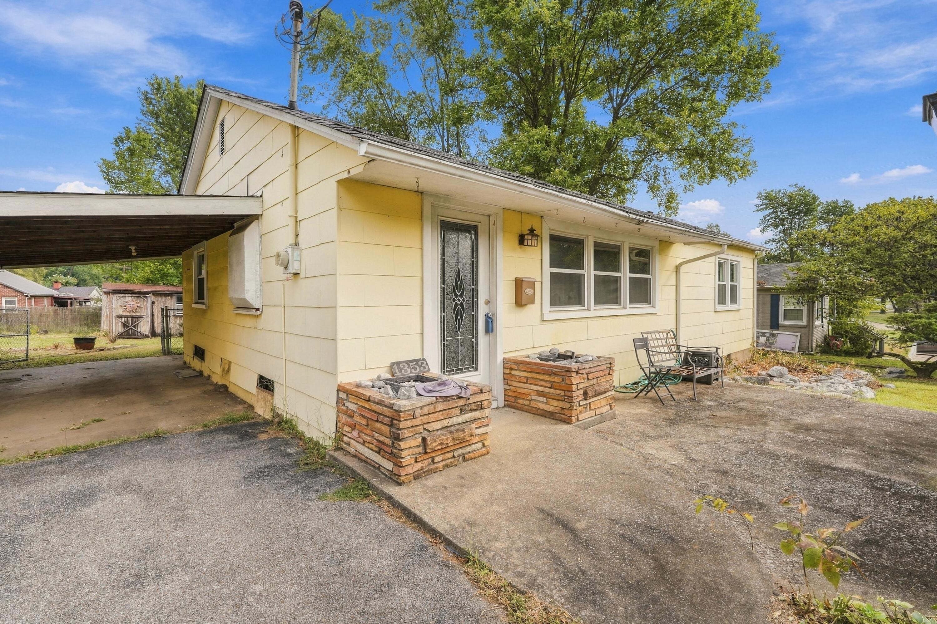 1353 W Broadway Property Photo 1