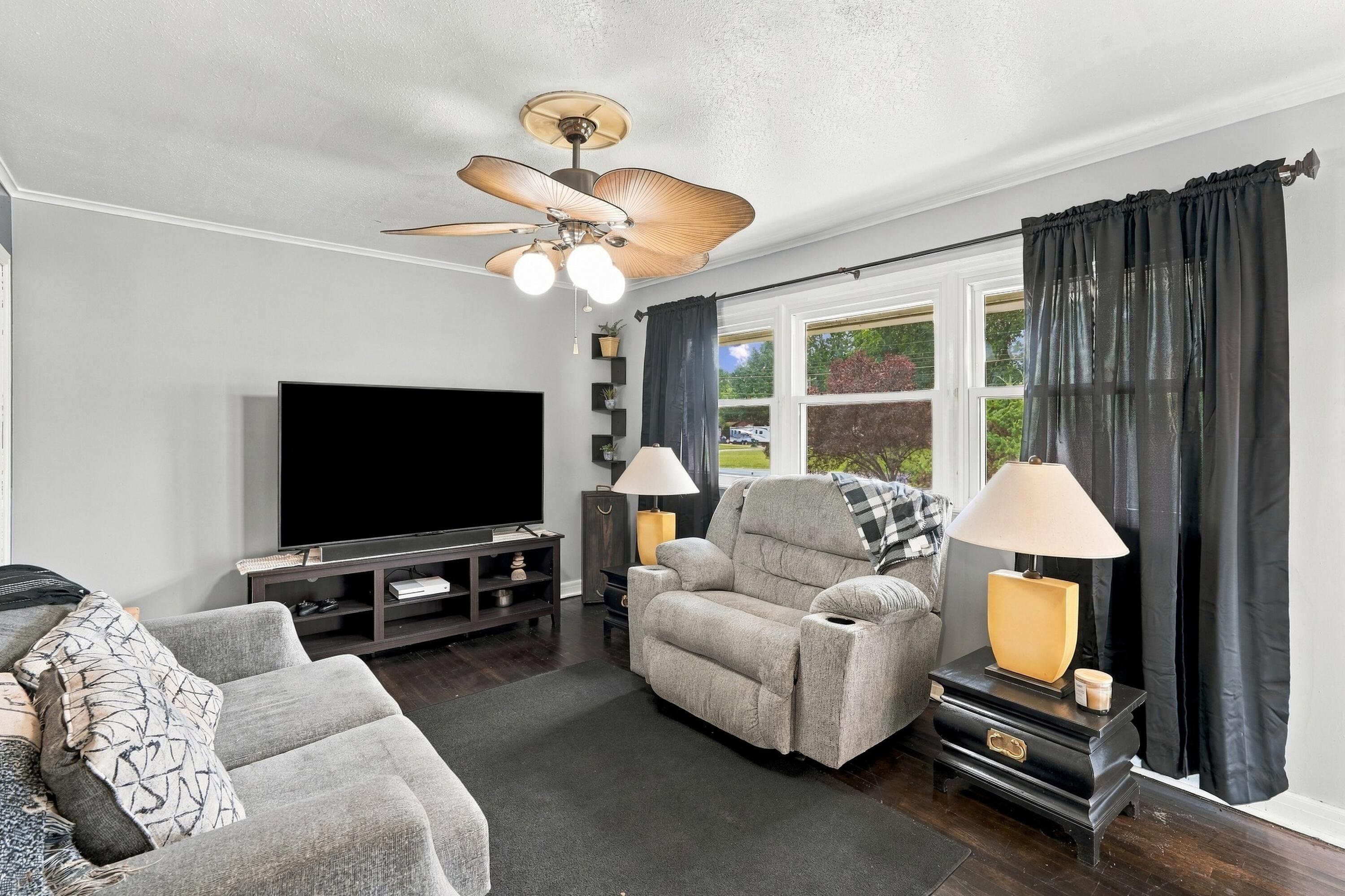 1353 W Broadway Property Photo 3