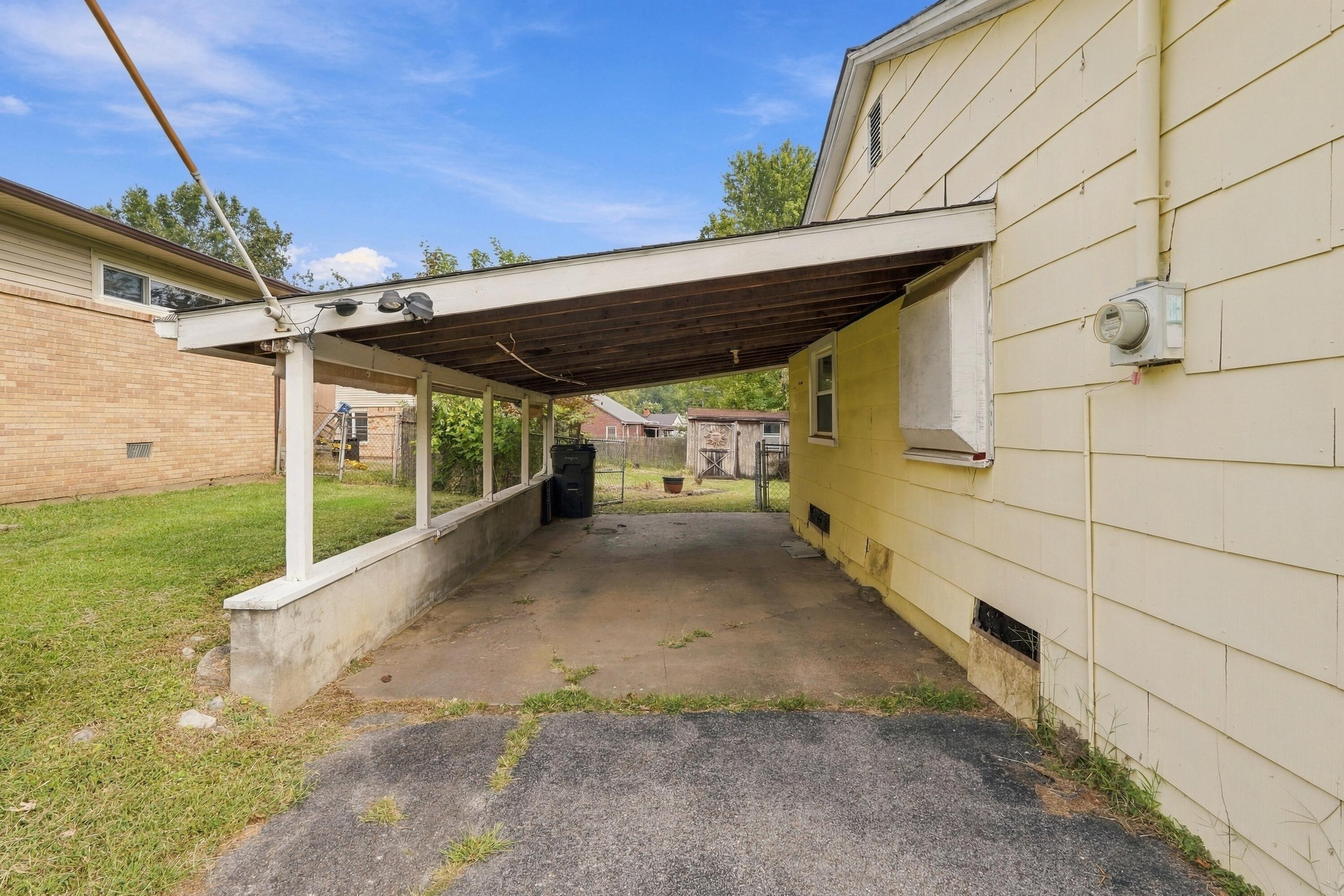 1353 W Broadway Property Photo 4