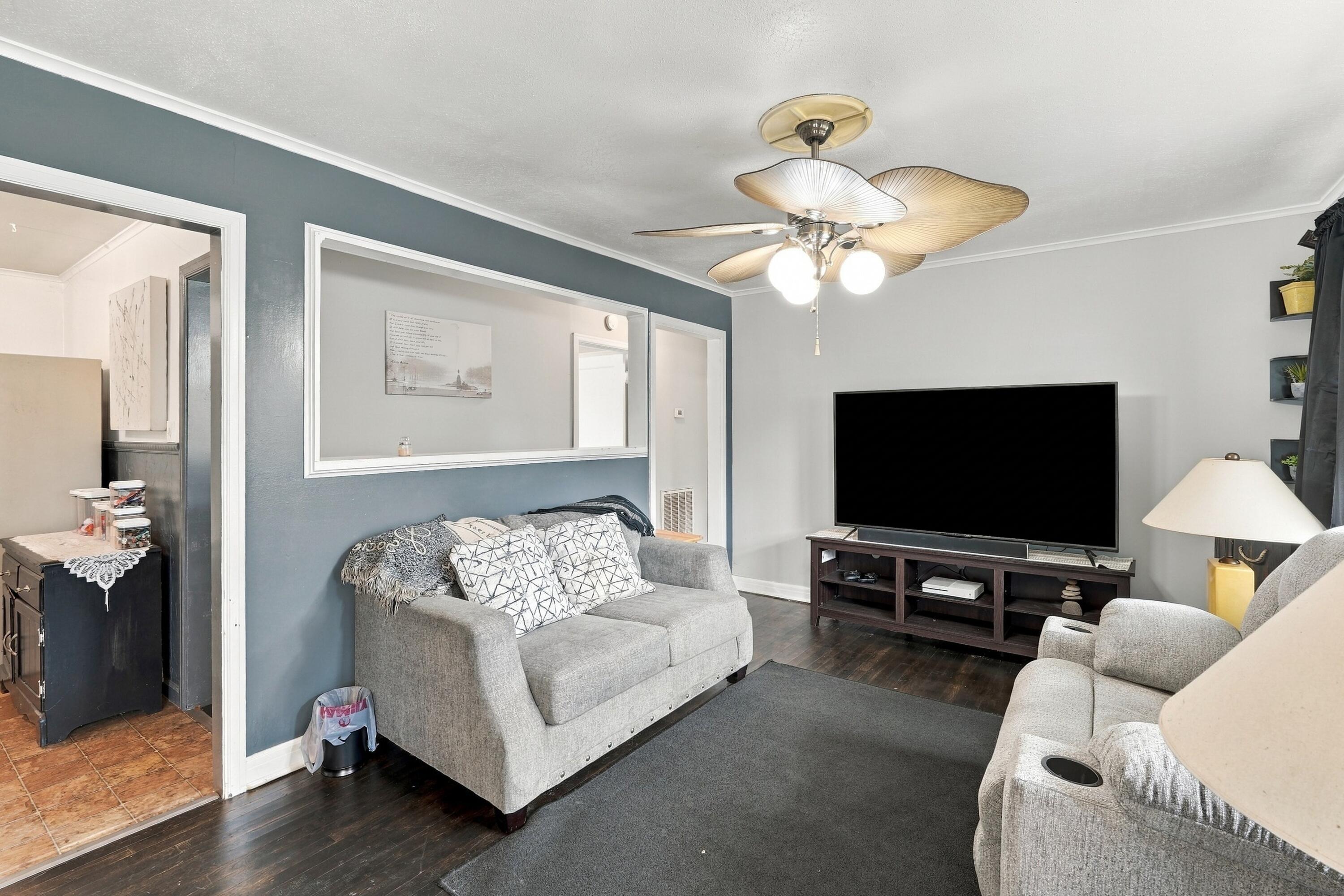 1353 W Broadway Property Photo 4