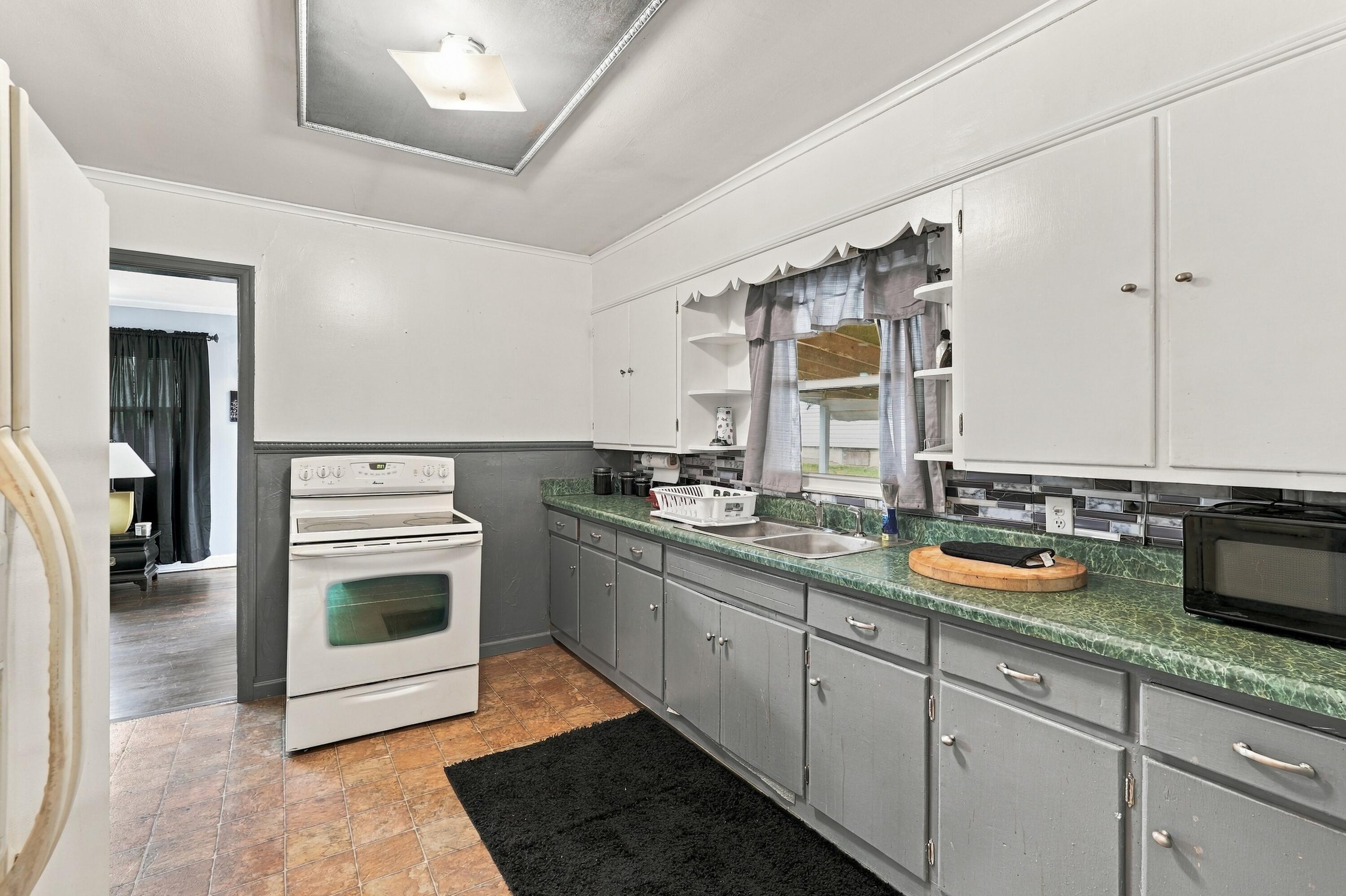 1353 W Broadway Property Photo 8