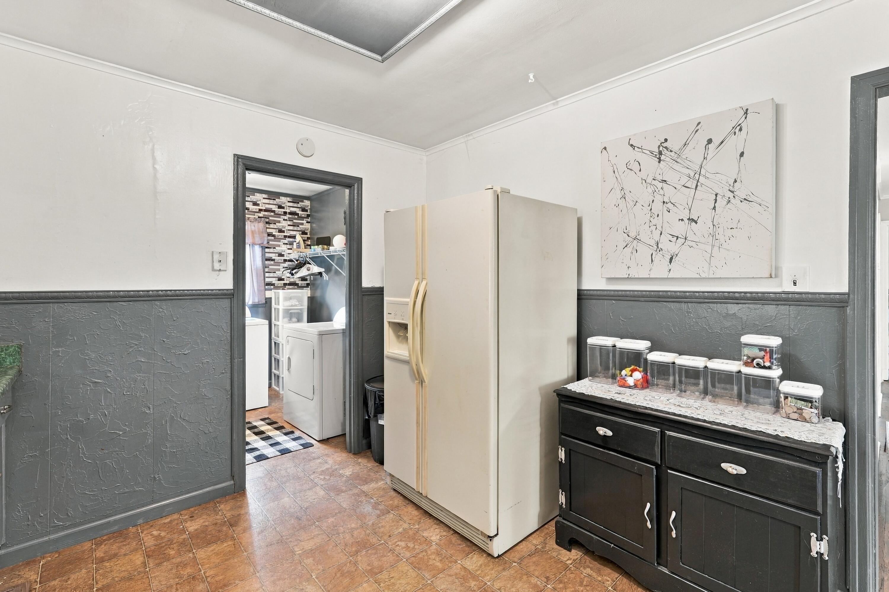 1353 W Broadway Property Photo 9