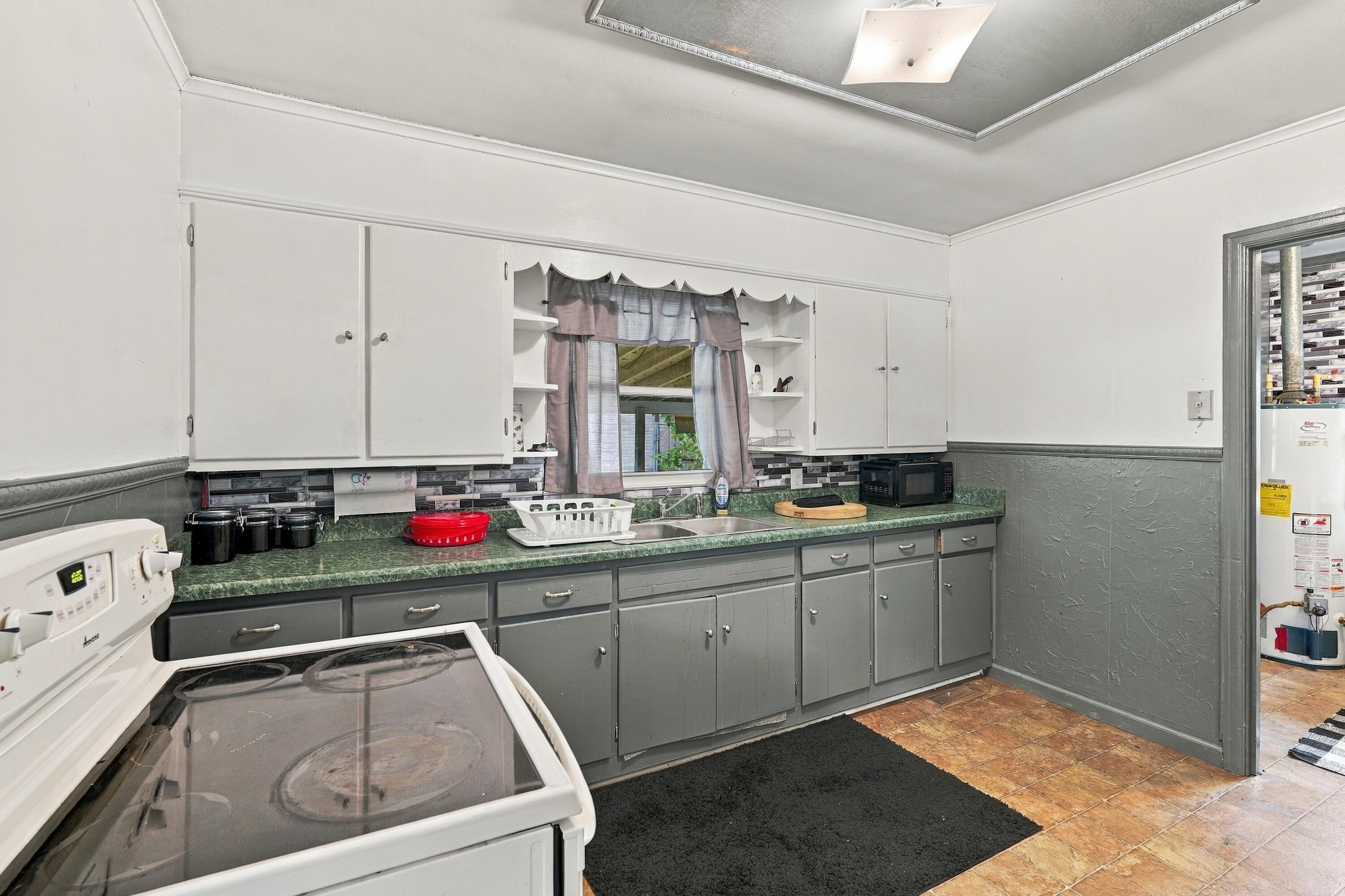 1353 W Broadway Property Photo 17